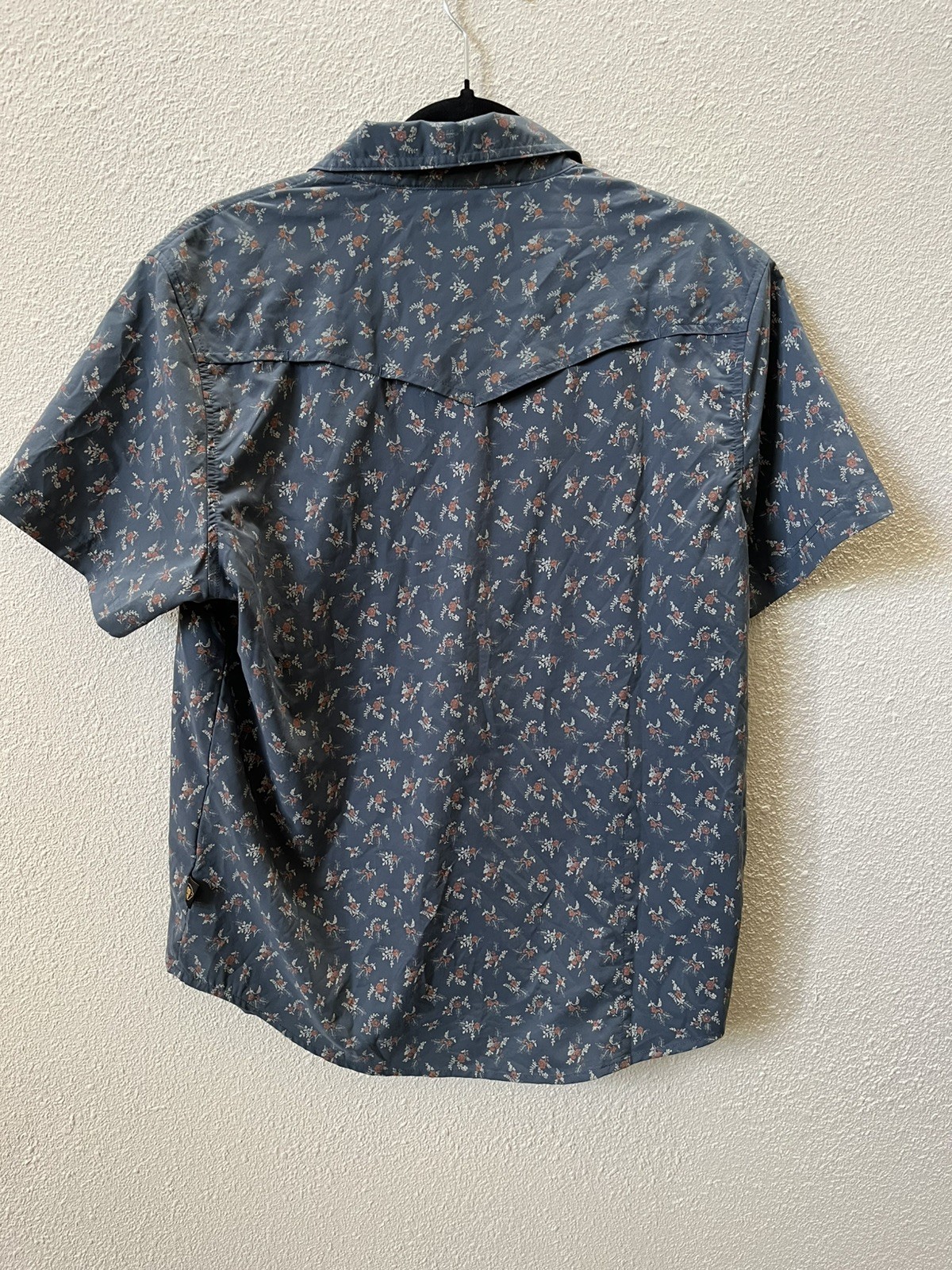 Howler Bros Open Country Shirt Medium Blue Floral Short Sleeve Pearl Snap Vented