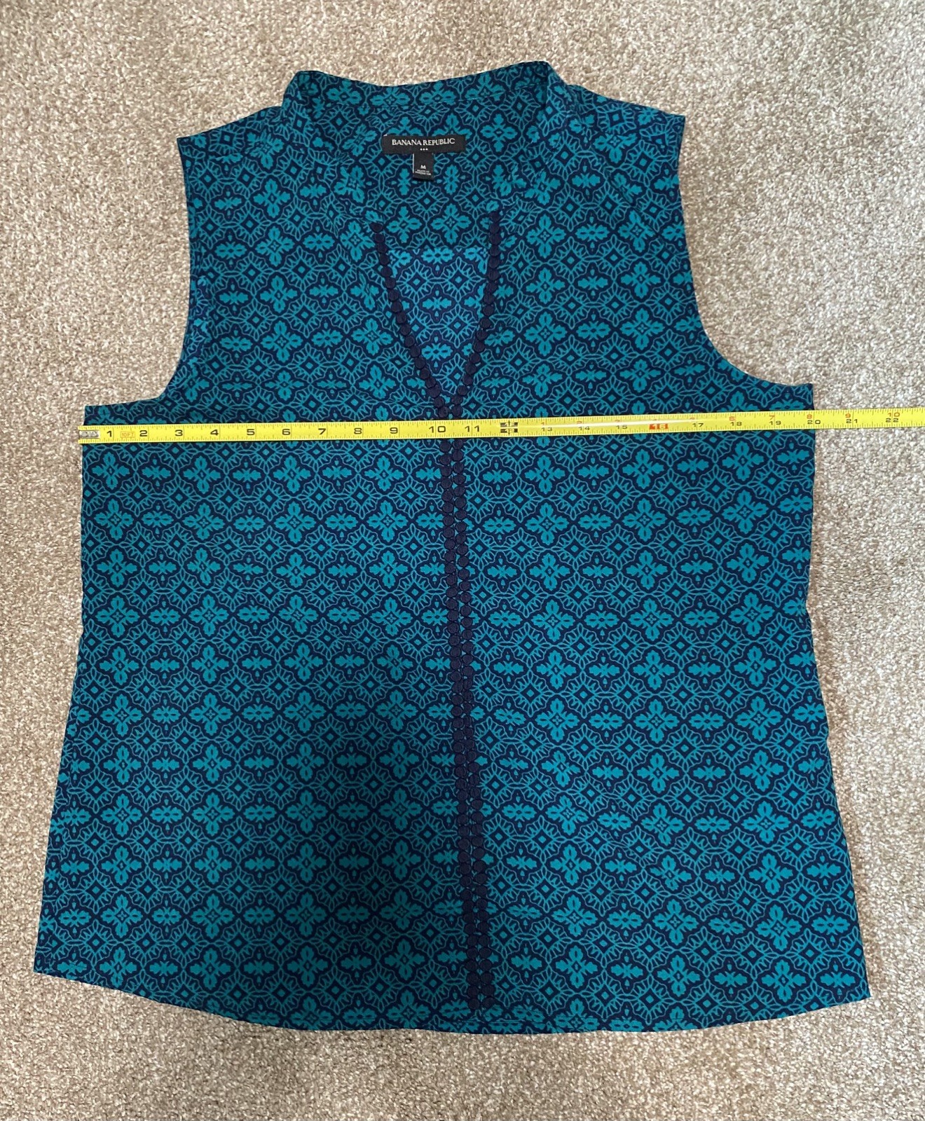 Banana Republic Woven Geometric V-Neck Pullover Blouse, size M