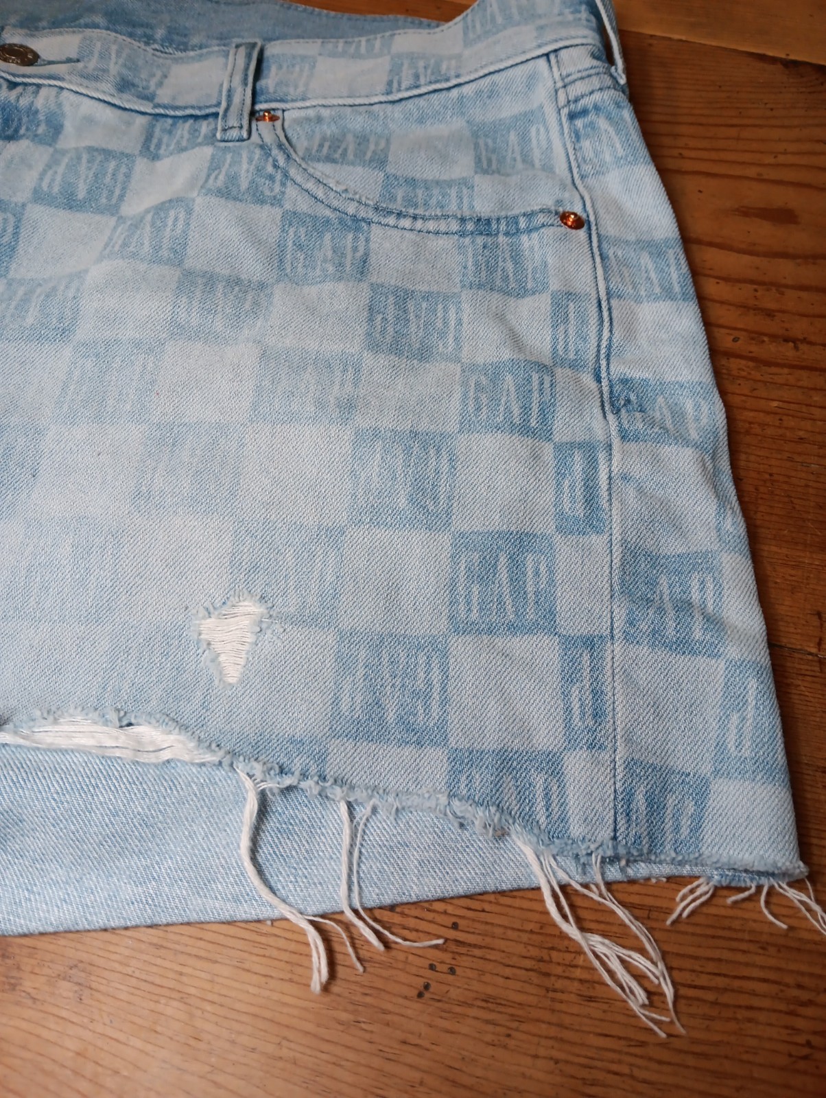 GAP Low Stride Jean Short Women 32 14R All Over Print Logo Lightwash Distressed