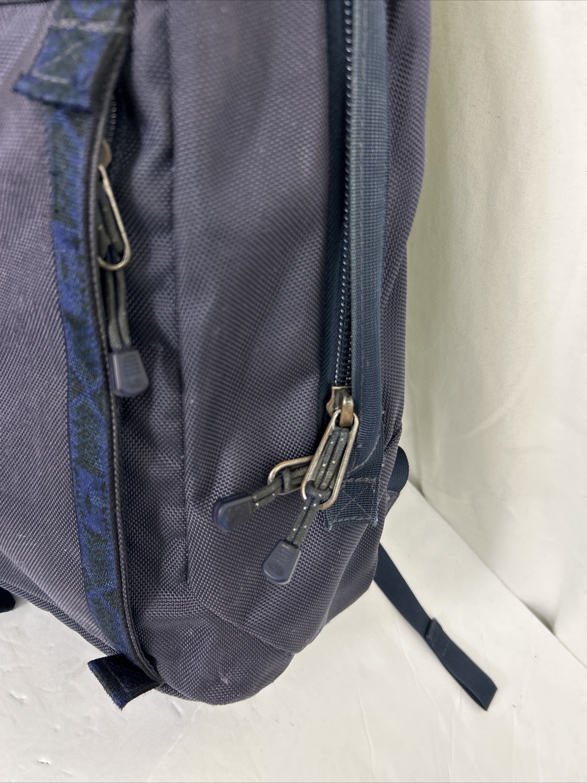 The North Face Lineage 20L backpack book bag navy used Flaw Small Rip On Side