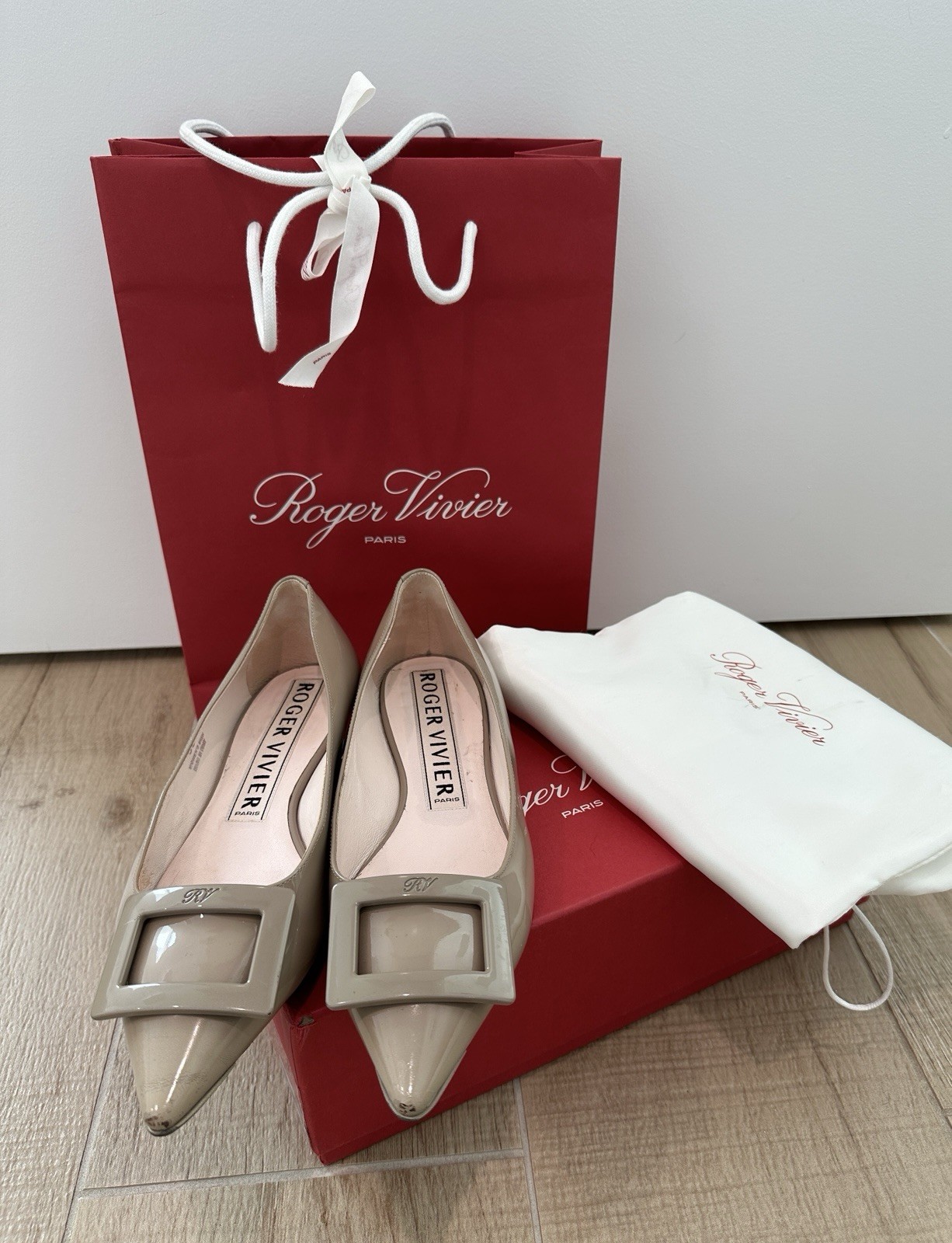 Roger Vivier Gommettine Leather Flats Beige 38 w/ Box, Dust Bag