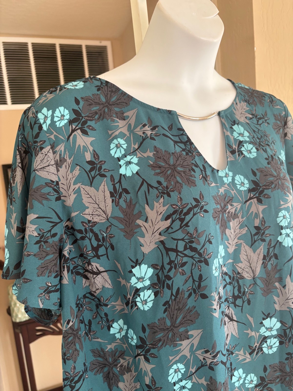 NWOT Sejour Dark Teal Floral Leaf Print Top Key Hole Neckline Silver Detail 18W