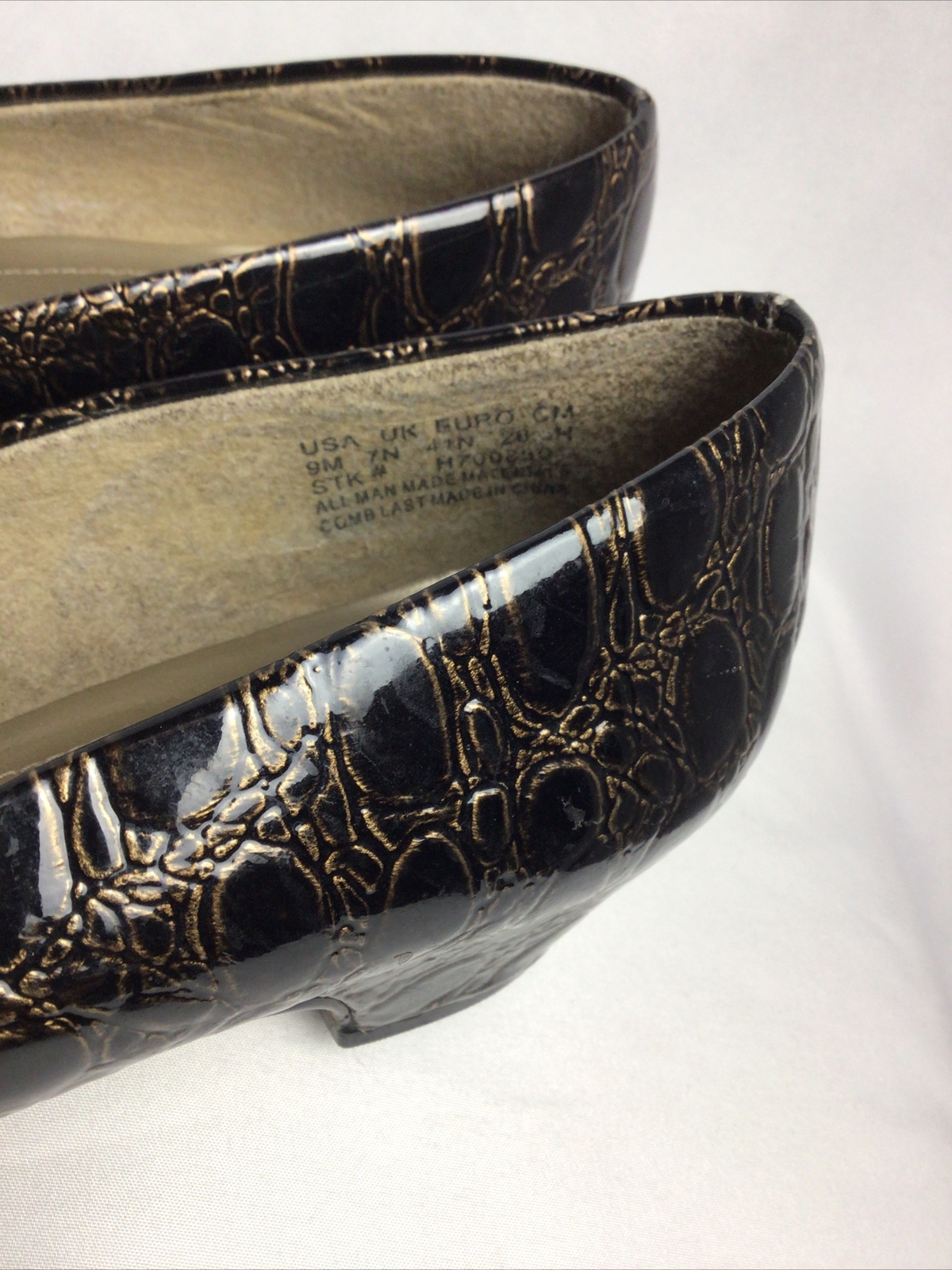 Soft Style Hush Puppies Gold Low Heel Shoes Patent Faux Leather Womens Size 9M