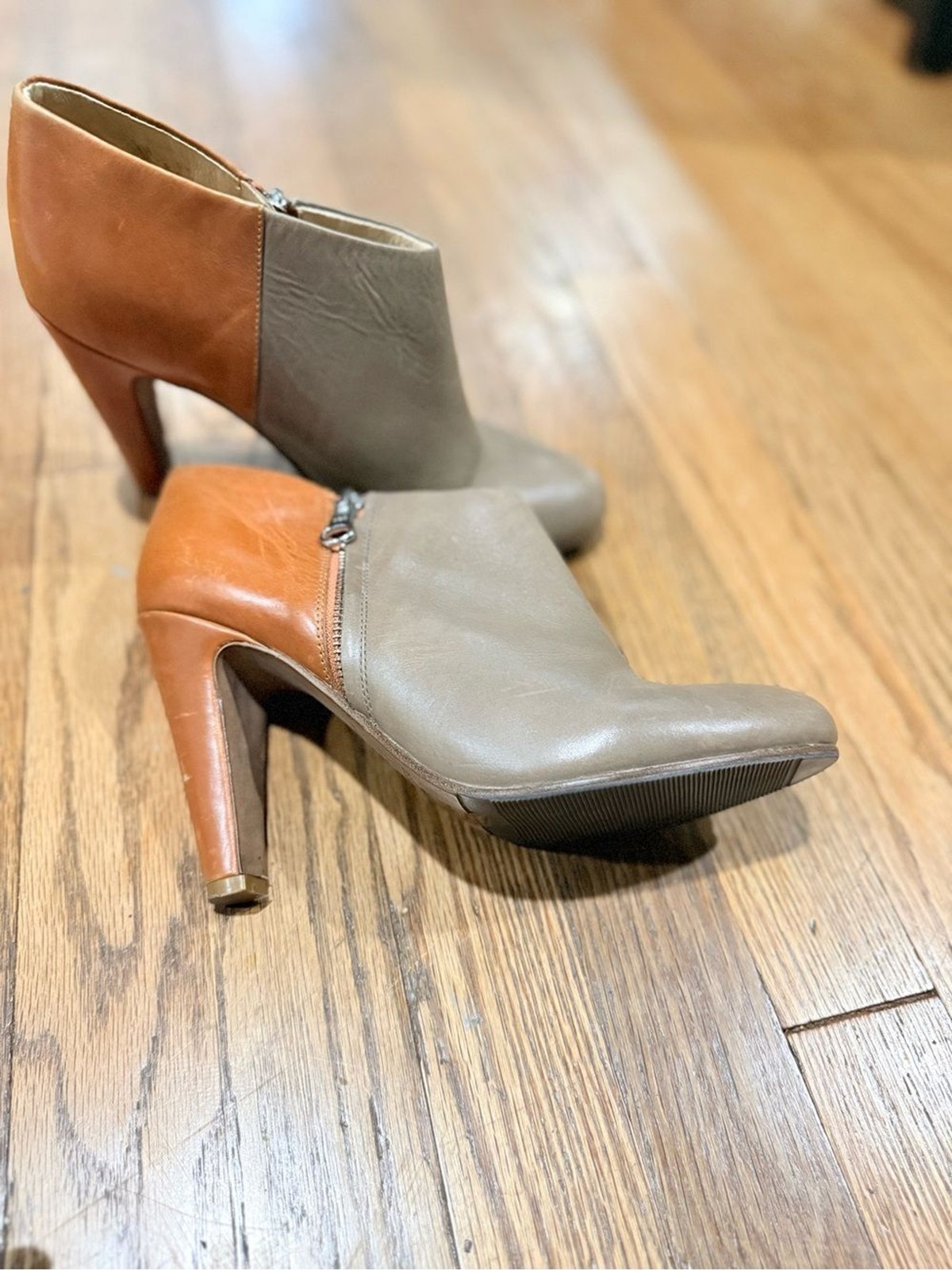 See By Chloe Women’s Two-Tone Taupe and Cognac Ankle Booties 39