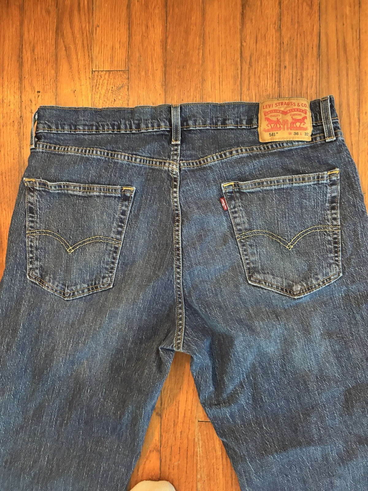 Levi’s Men’s 550 Athletic Fit Tapered Blue Denim Jeans Medium Wash W 32 L 36