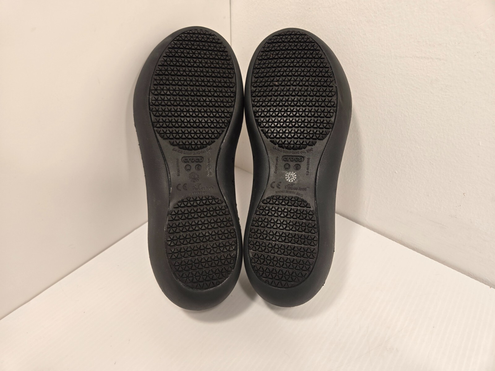 Cute! Womens Black CROCS AT WORK Slip-Resistant Shoes – Size US 9 M
