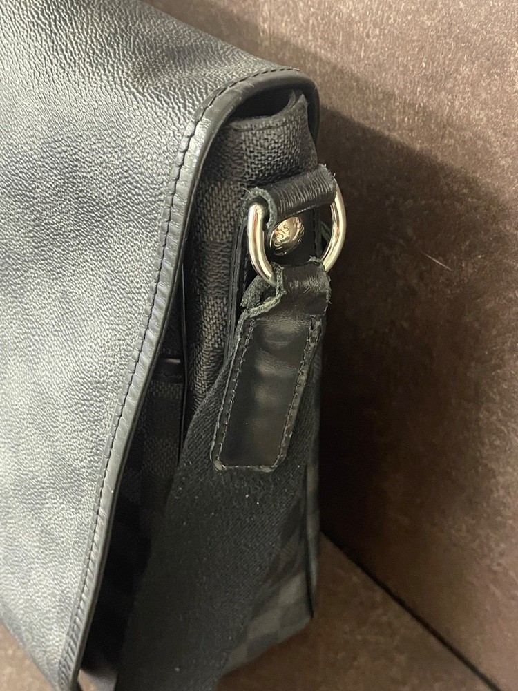 Louis Vuitton District Messenger Gm Please Read* Signs Of Heavy Wear 5.5/10