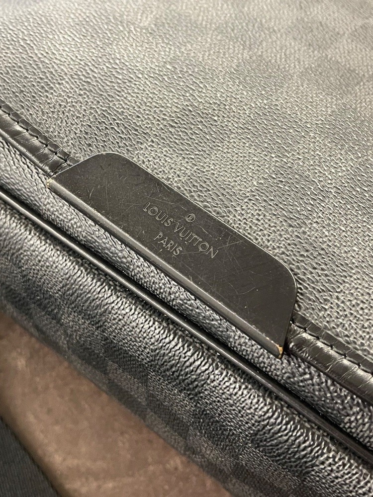 Louis Vuitton District Messenger Gm Please Read* Signs Of Heavy Wear 5.5/10