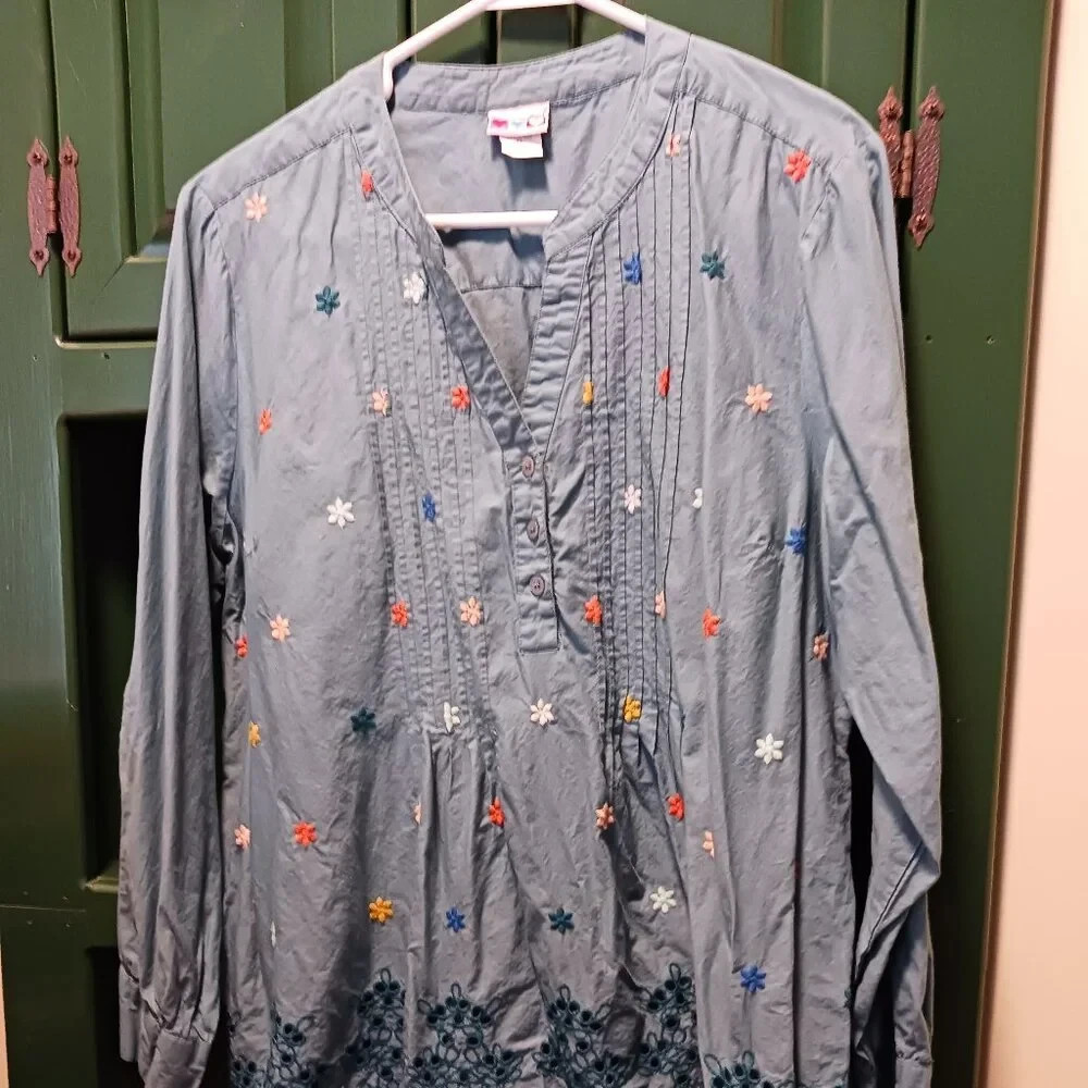 Ladies Long Sleeve Tunic Blouse, Blue W/Embroiderd Flowers Size XL, (Runs Small)