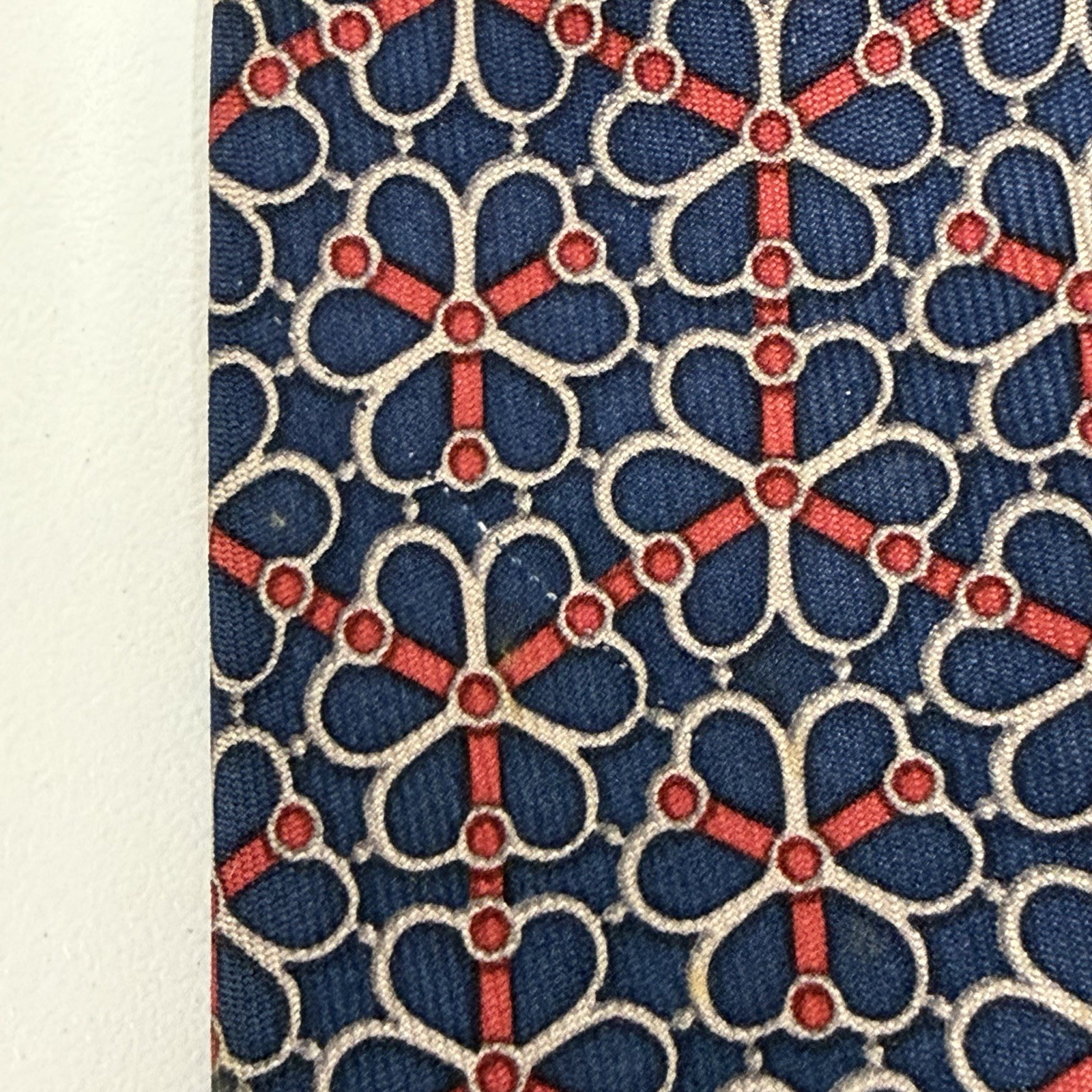 Hermes Men’s Tie Honeycomb Bridle Clover Chain Navy/Red 7078 OA 3 1/8″ x 55″ guc