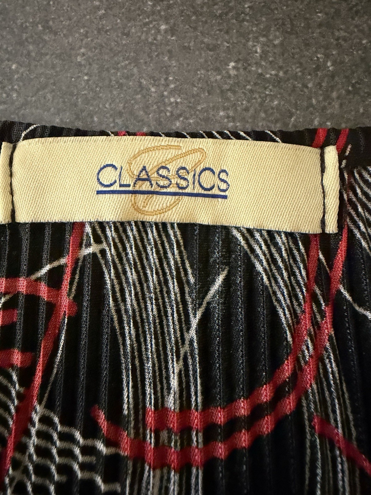 Classics Women’s Pleated Blouse Top Black Red White Abstract Print Size 20 22