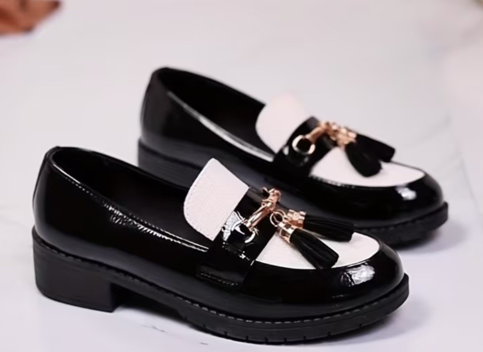 Womans Slip-On Loafers Black/white With Tassel And Comfort