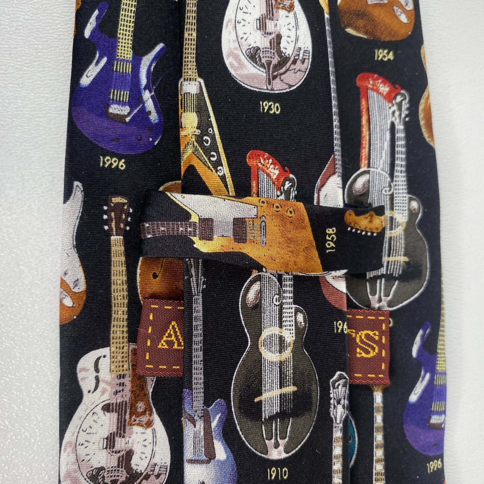 Classic Guitars 1910-1995 Museum Artifacts Mens Neck Tie All Silk 4″ x 59″