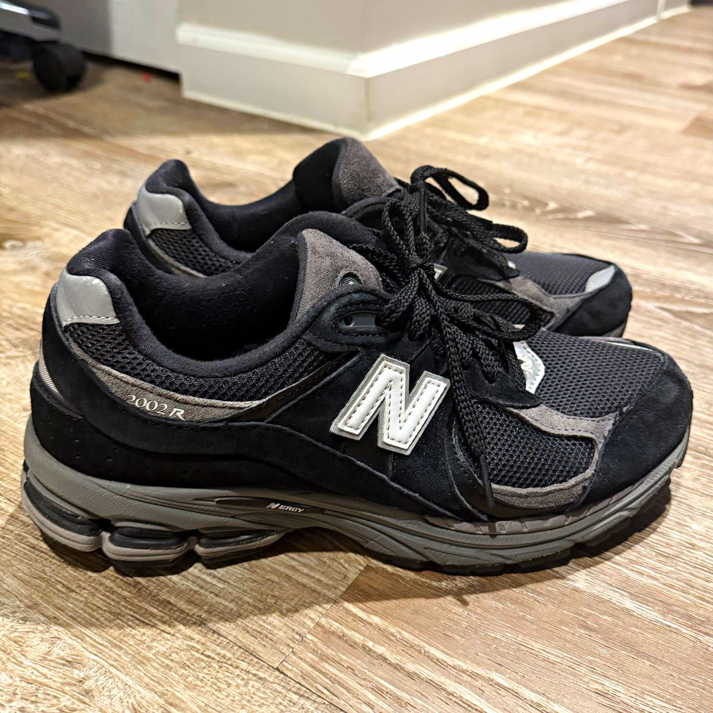 New Balance 2002R Men’s Black/Gray Suede Low Top Lace-Up Athletic Sneakers