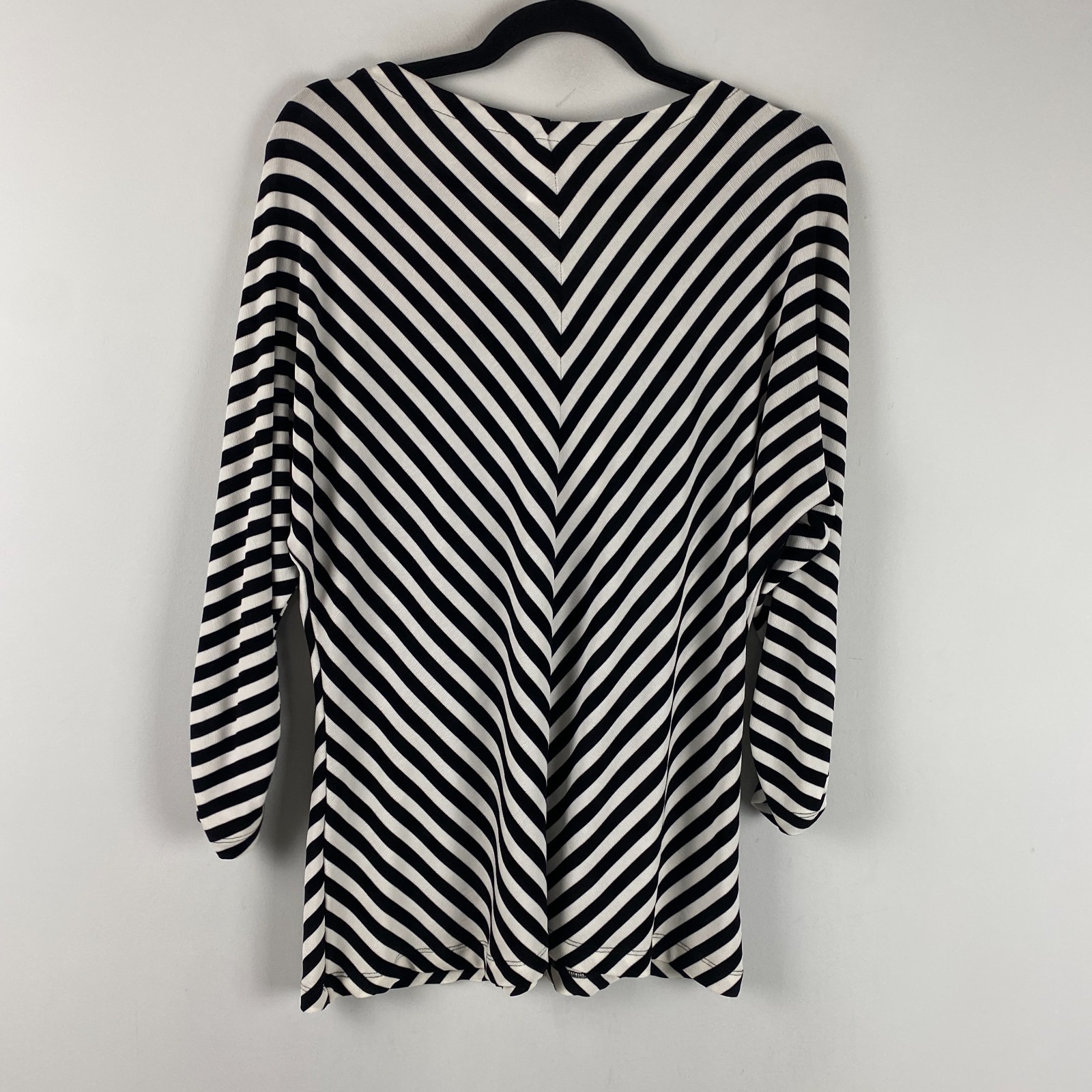 Chicos Travelers Blouse Size 2 US Large Black White Slinky Knit V Neck 3/4 Slv