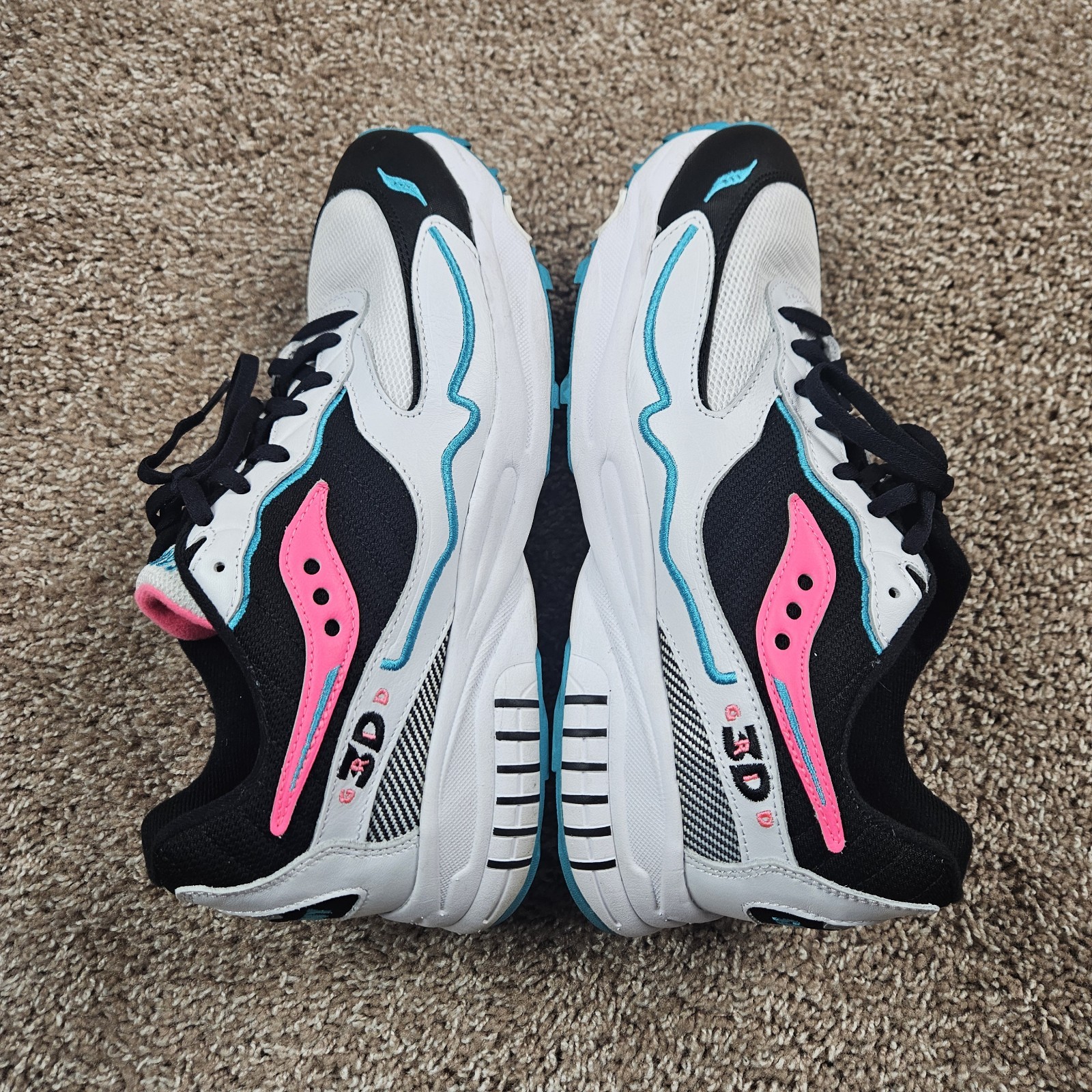 Saucony 3D Grid Hurricane Men’s US 10.5 / Euro 44.5 White+Black+Pink EUC no box