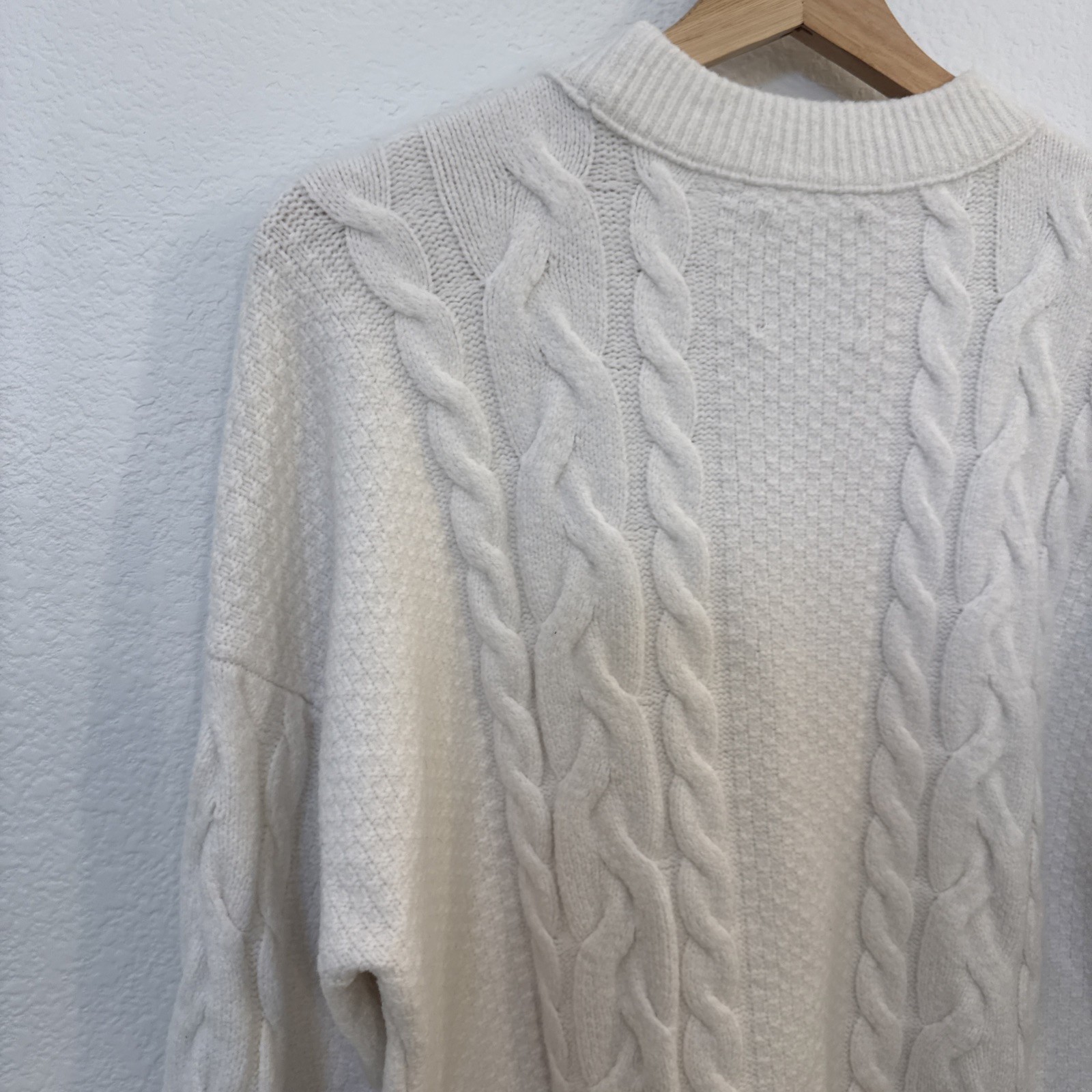 Abercrombie and Fitch Oversized Fluffy Cable Crew Neck Sweater – Medium – EUC