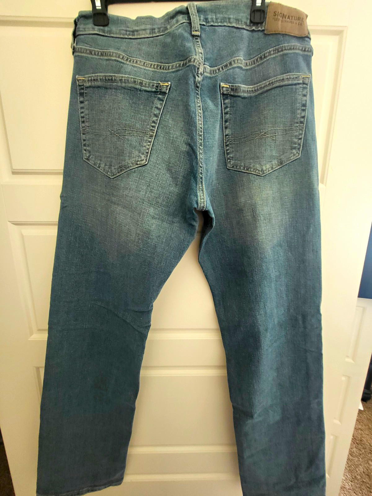 Signature by Levi Strauss & Co. Medium Wash Blue Denim Relaxed Fit Jeans Zip