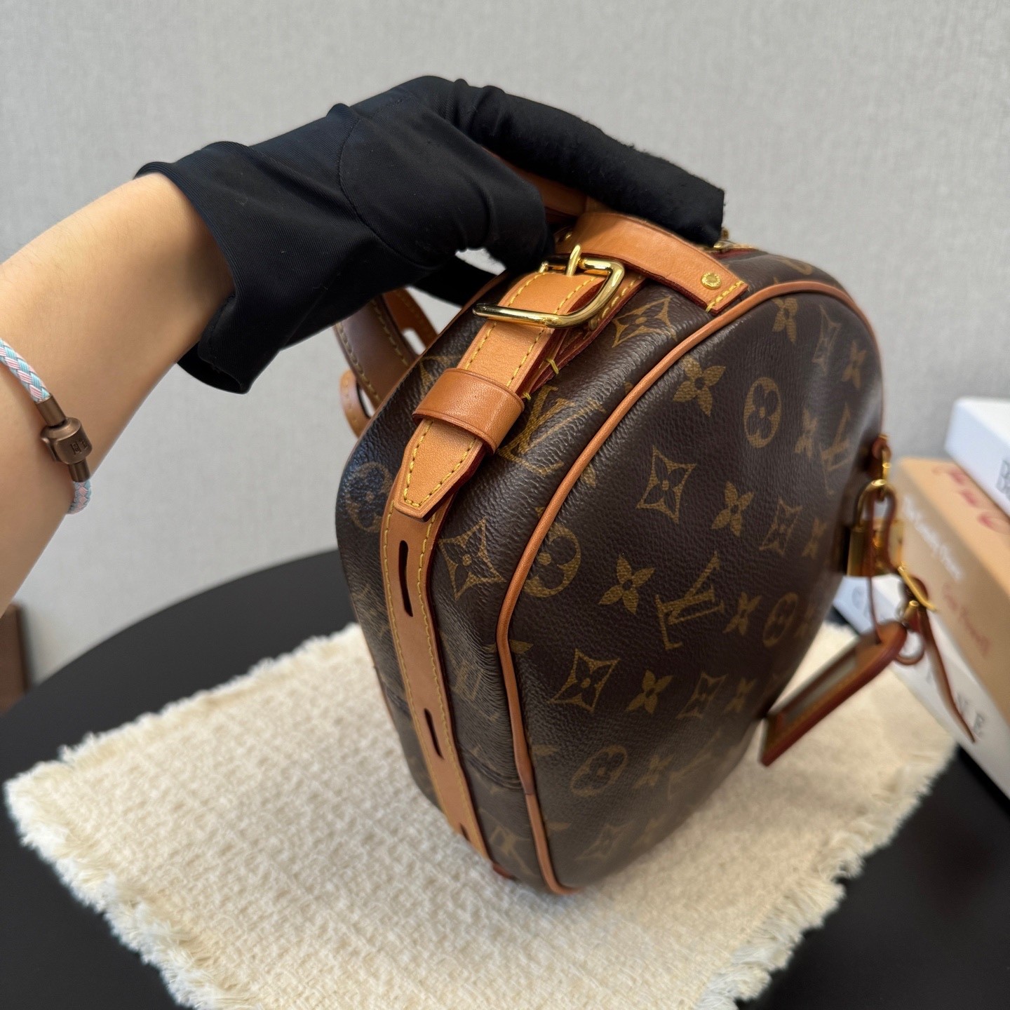 Louis Vuitton Pre-Owned Authentic Round Crossbody Bag 20*8*22.5cm