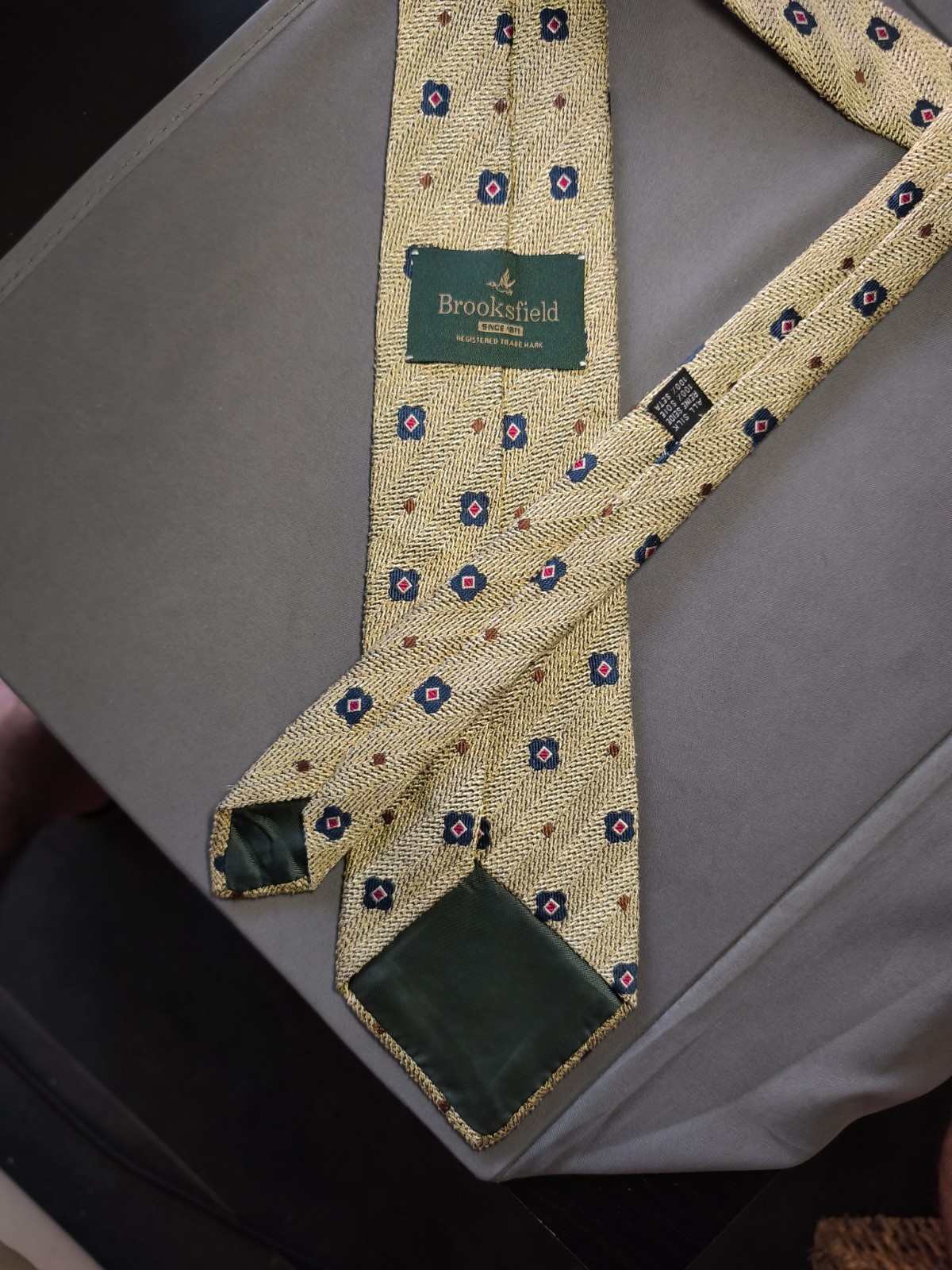 Brooksfield – Solid Color Silk Geometric Pattern Tie Made in Italy