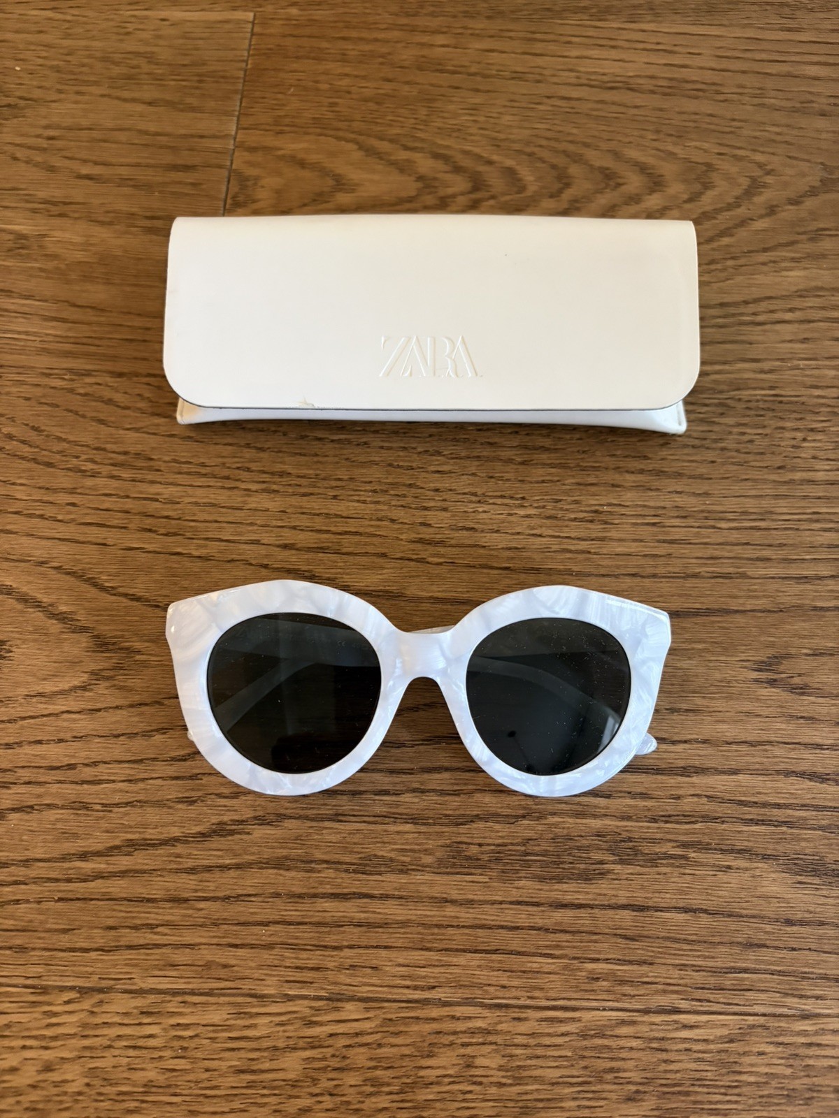 ZARA WHITE Tortoiseshell RESIN SUNGLASSES NWOT. Black shade lens.