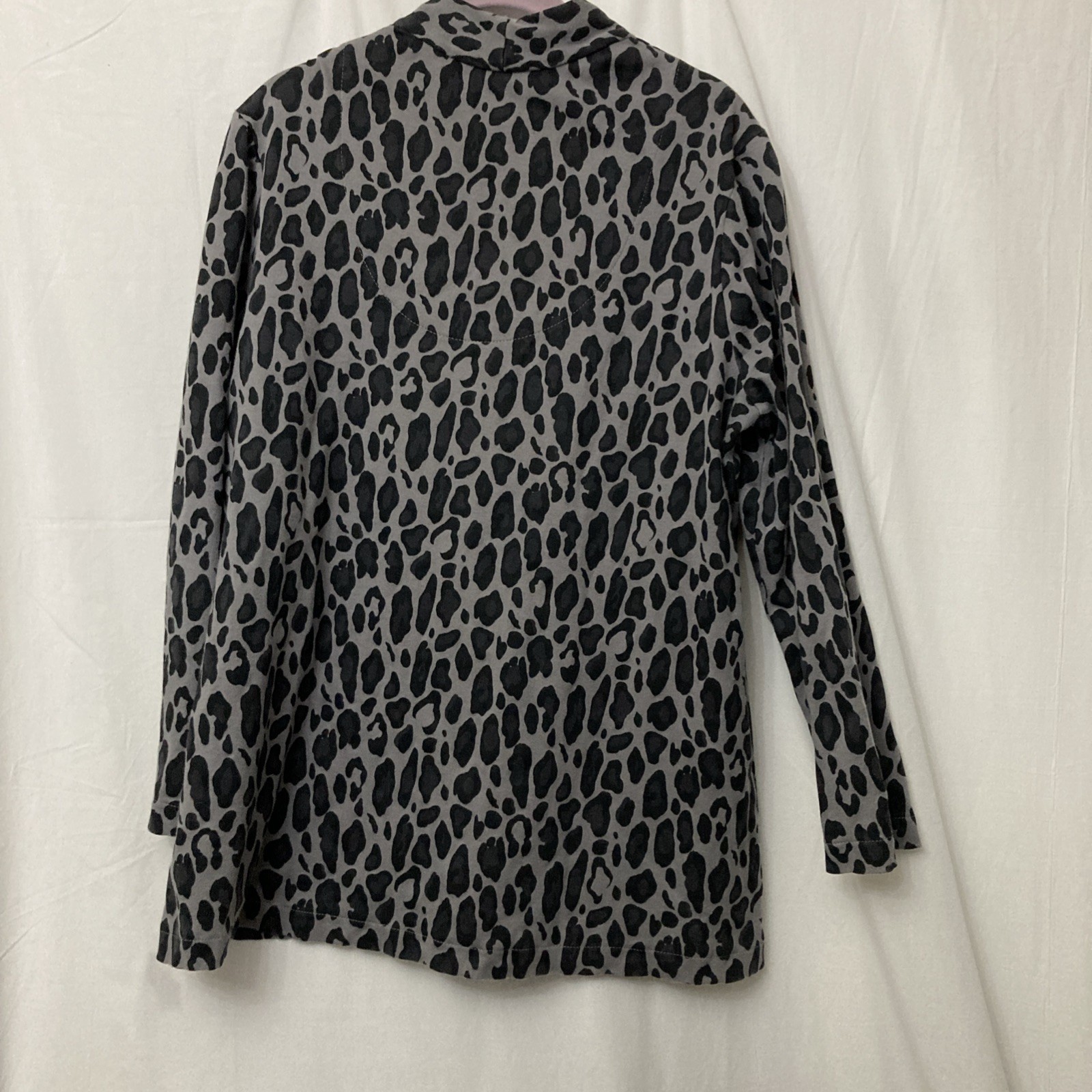 Chico’s Black & Gray Long Sleeve V-Neck Leopard Print Top – SZ 3 (XL)