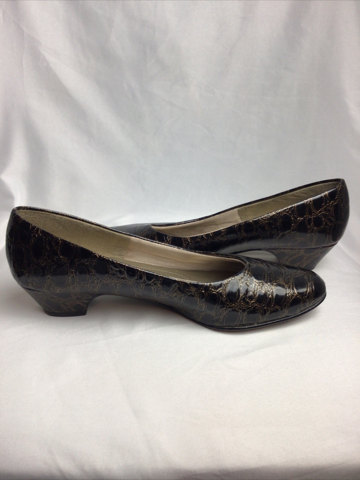 Soft Style Hush Puppies Gold Low Heel Shoes Patent Faux Leather Womens Size 9M