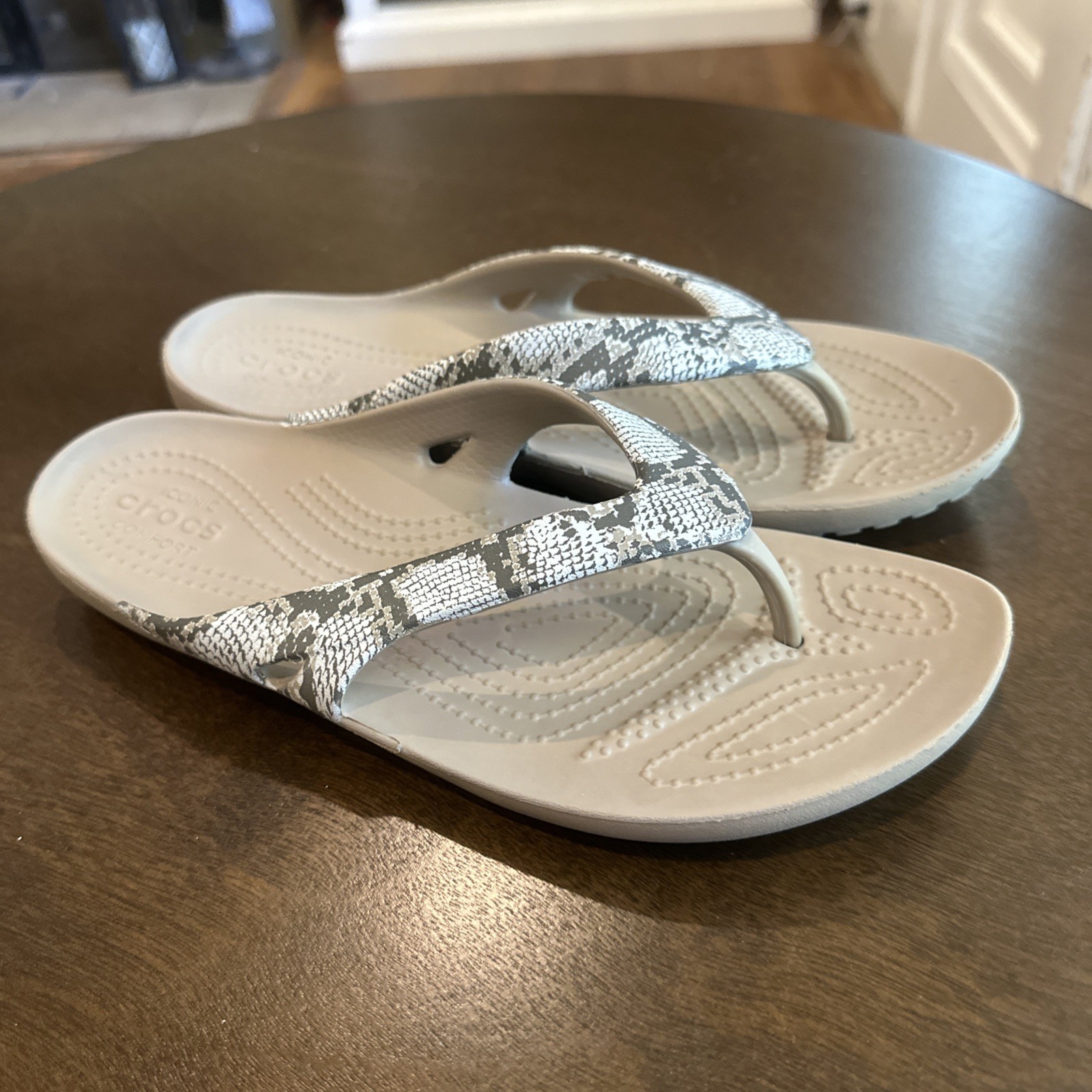 Crocs Kadee II Flip Flops Women’s Size 11 Tan Snakeskin Sandals