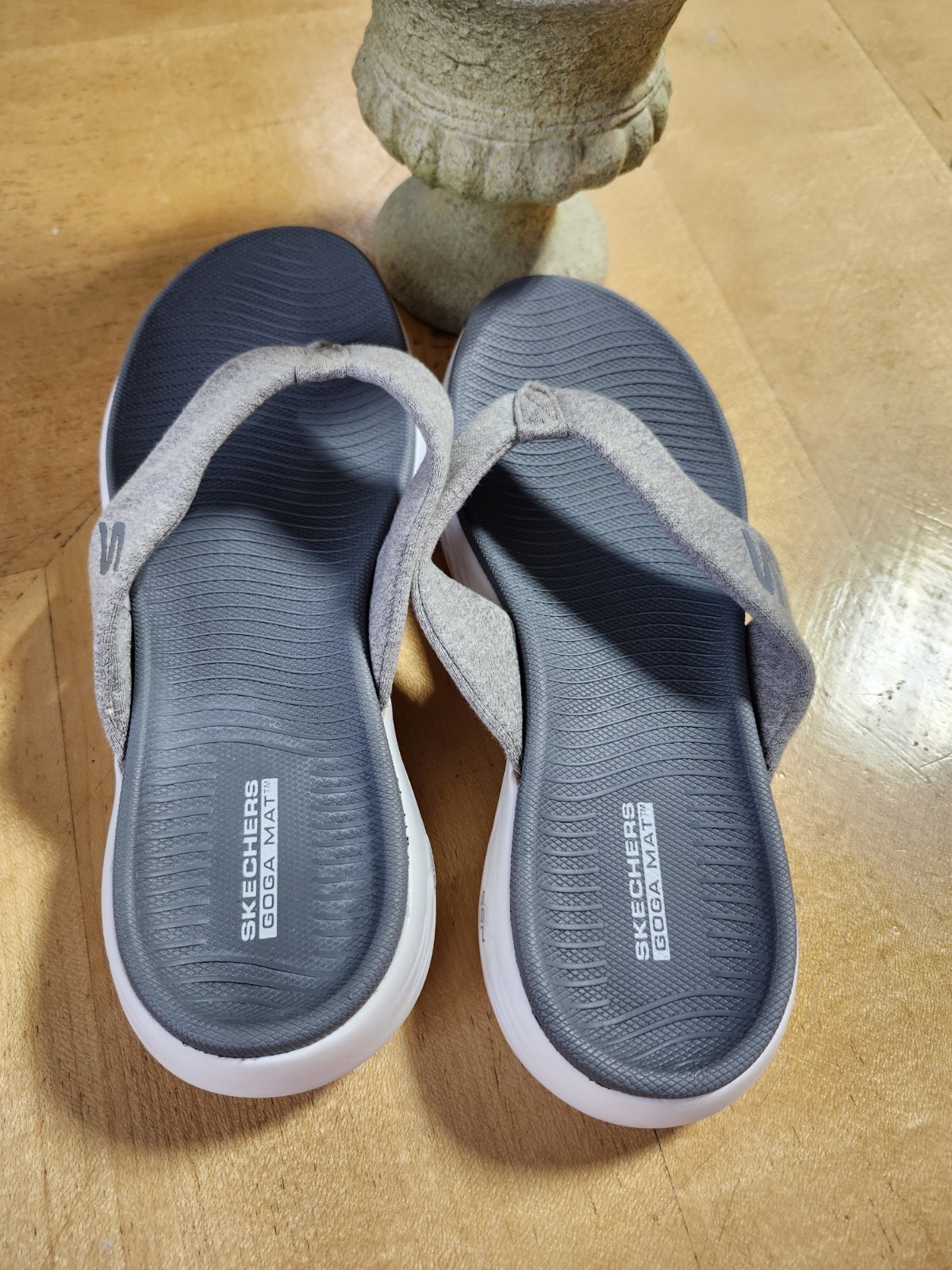 Skechers Flip-Flop Sandals Size 7 $22 Women’s GOGA MAT in Gray Brand New !