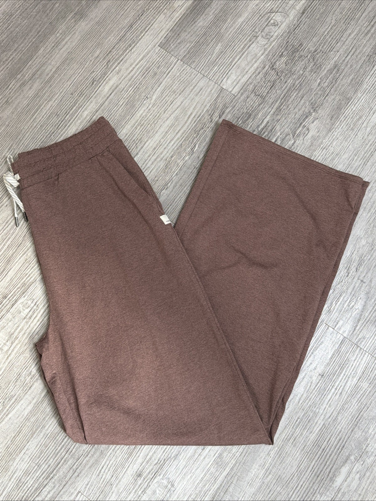 See Pictures Vuori Halo Essential Wideleg Sable Heather Size XL MSRP $118