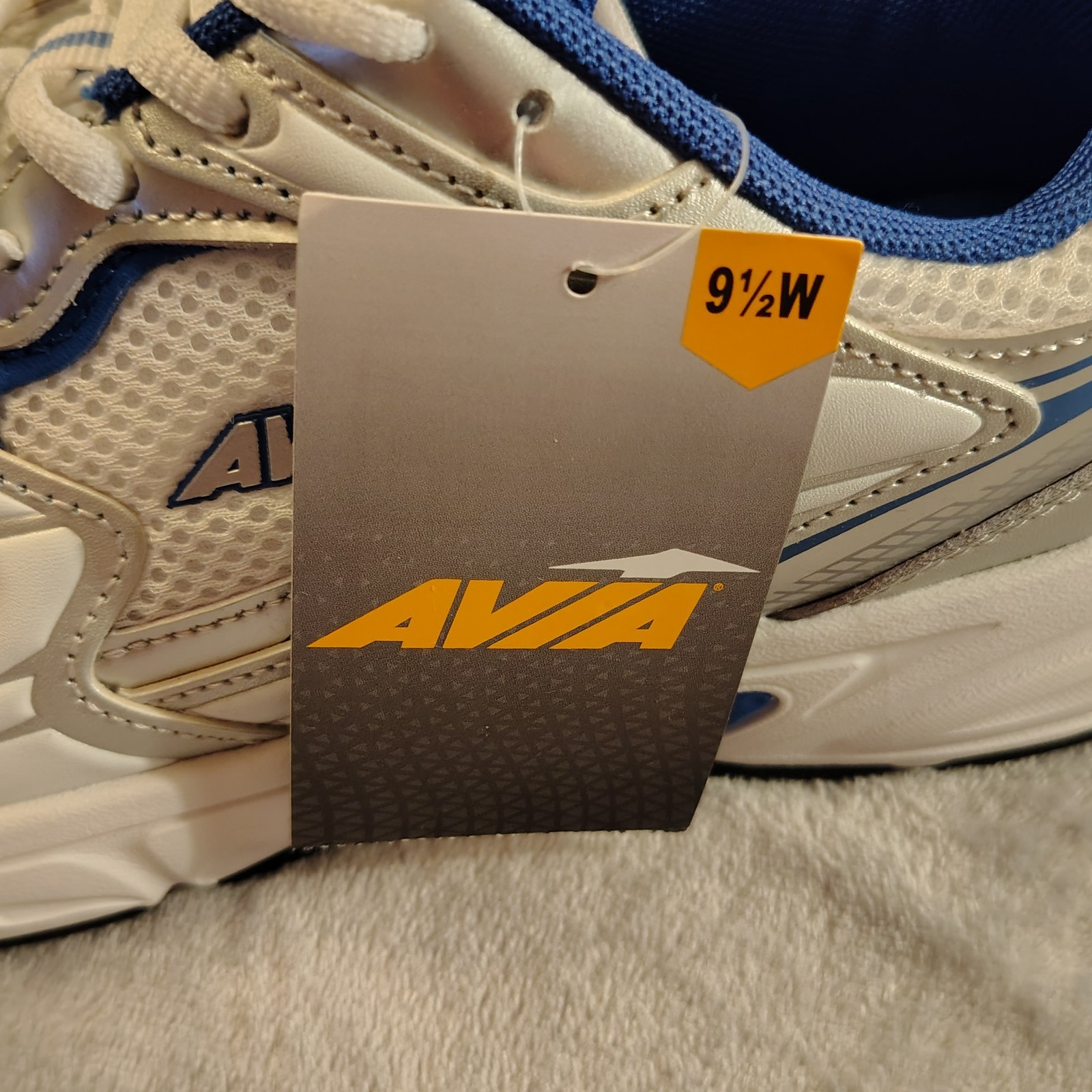 NEW W/ Tags AVIA Women’s Blue & Silver 5000 Sneakers Odor Control Size 9 1/2 W