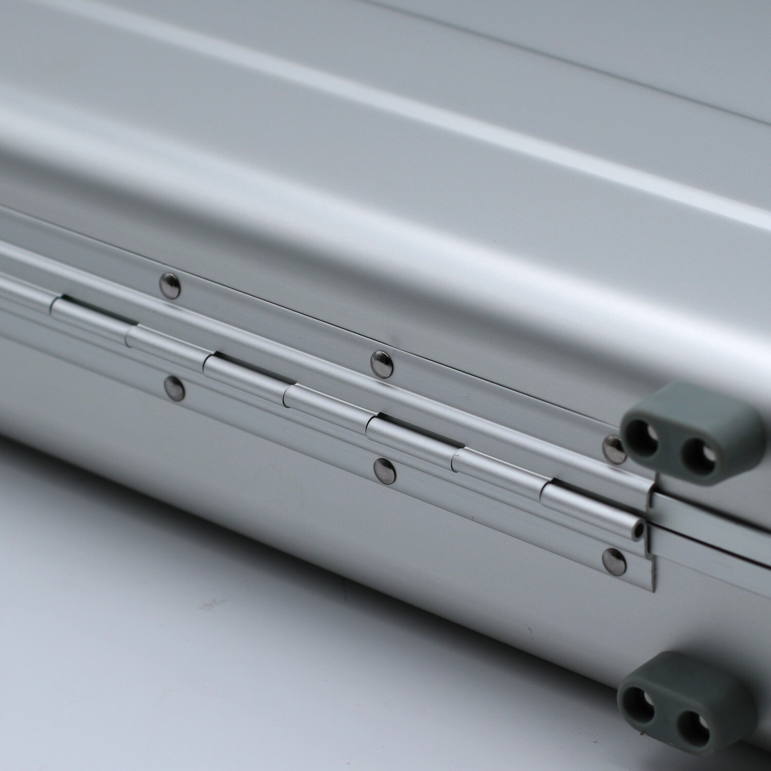 18-Inch Molded Aluminum Attache Case – SLIM, Stylish, Durable, and 3-Inch Deep