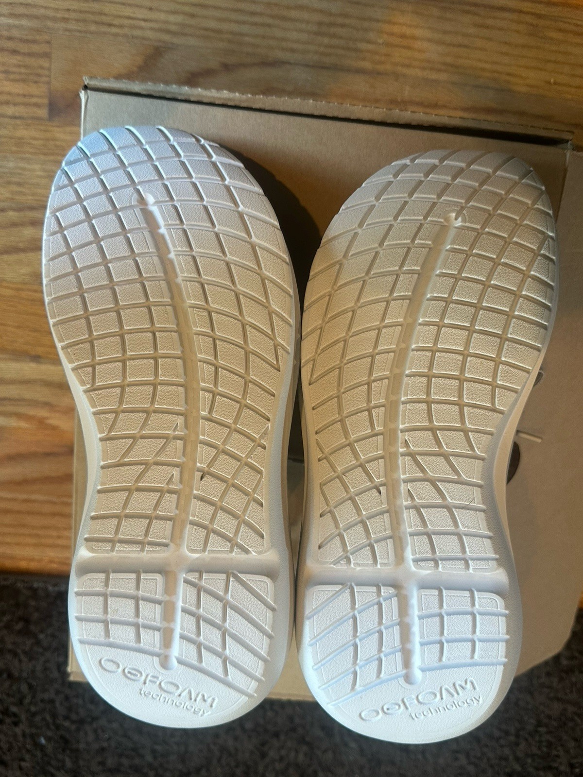 Oofos Oomy Stride Men’s sz 9 Glacier $160 MSRP