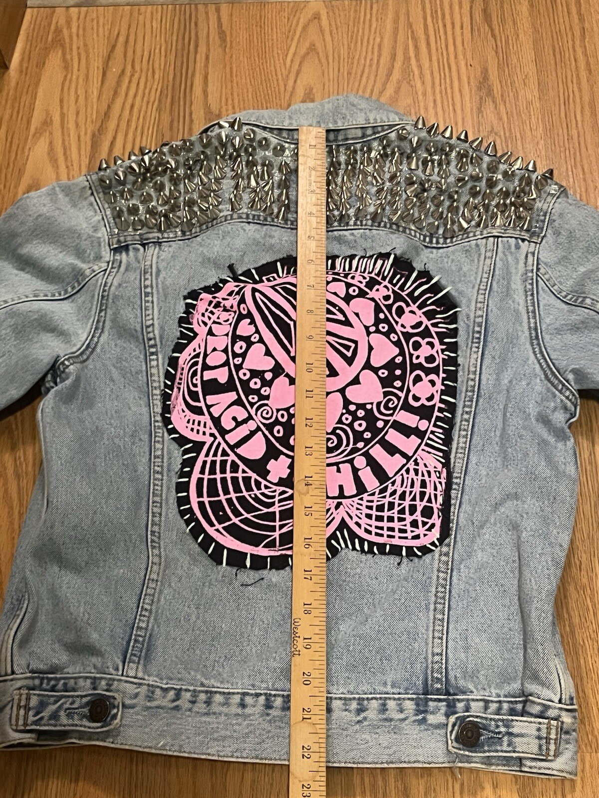 vintage LEVI’S Studded SPIKES Custom Jean Jacket SZ SMALL PATCHES PEACE SIGN 🙂