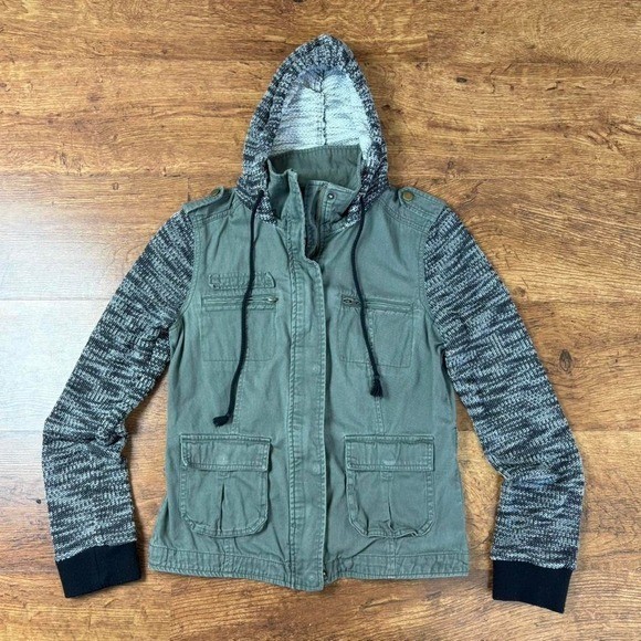 Cozy Outdoor Gorpcore Nature girl green and gray jacket with hood and pockets