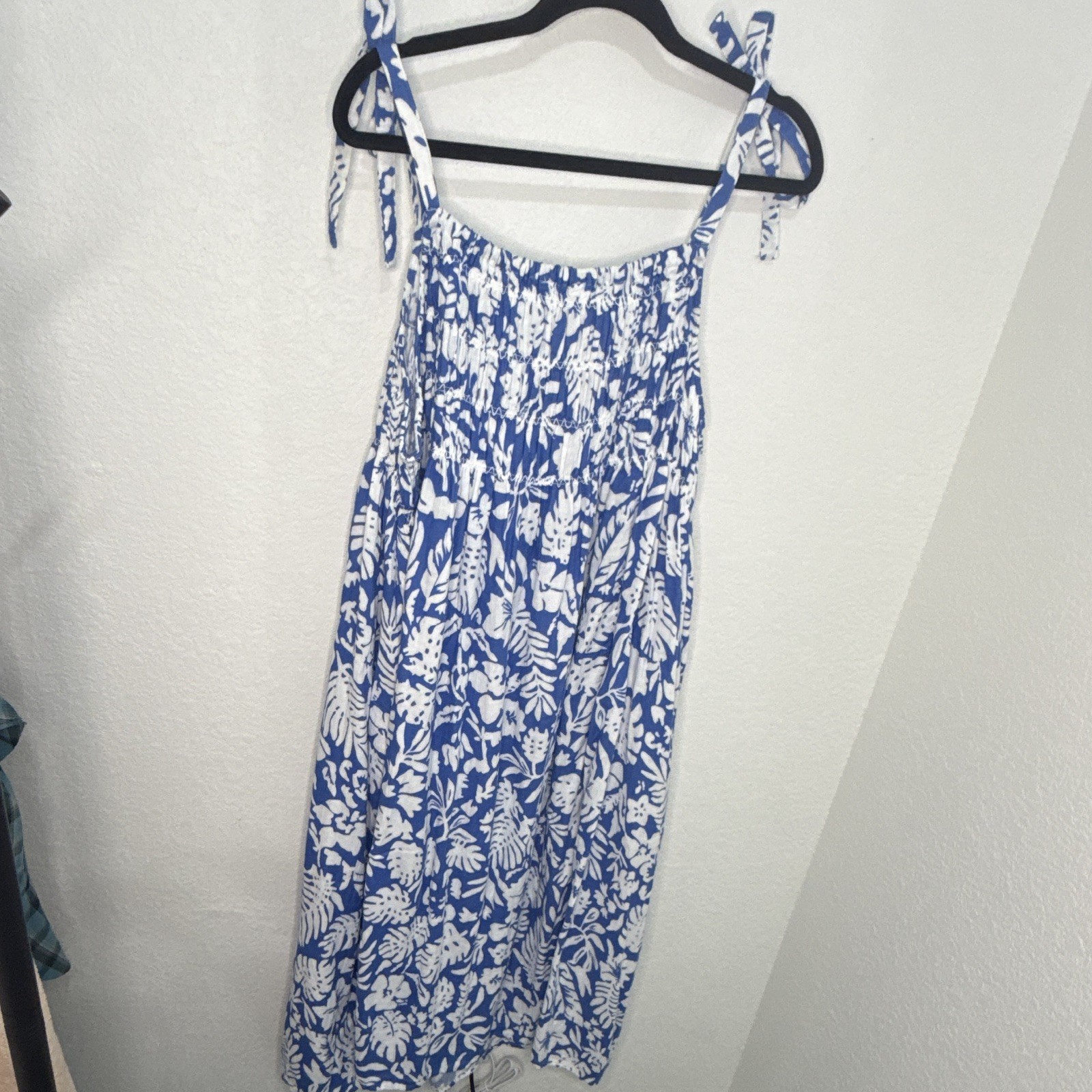 beachlunchlounge Women’s XXL Blue/White Floral Maxi Dress Smocked Sleeveless