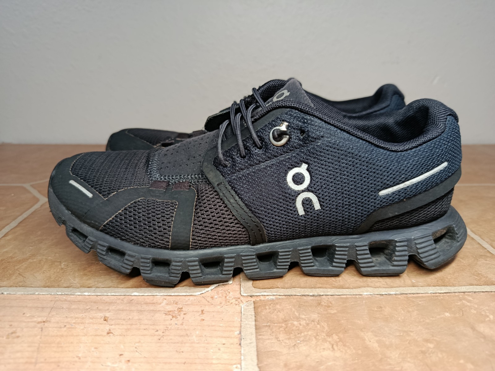 On Cloud Five Women’s Sz 5 Shoes Black Running Walking Gym Sneaker Athletic EUC