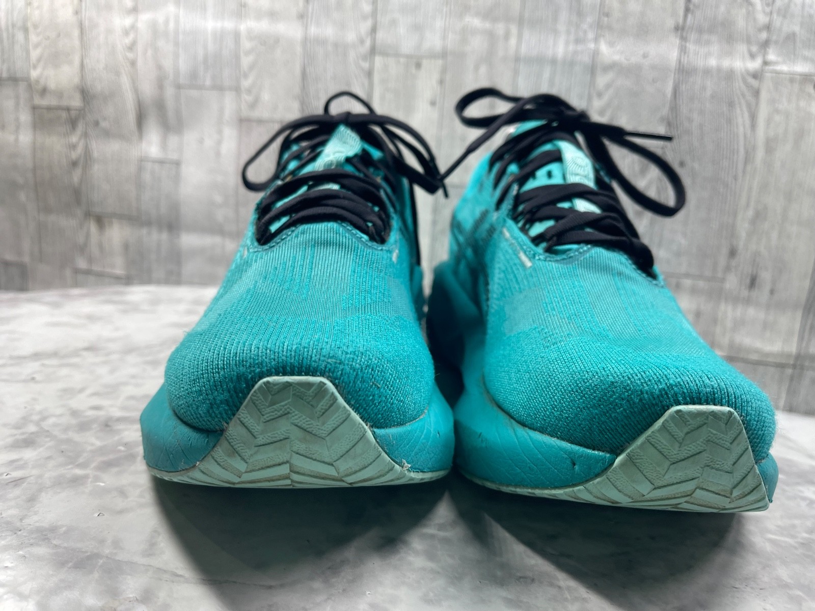 Asics Novoblast 5 Sneakers Men 8M Running Shoes Green Athletic Trainers