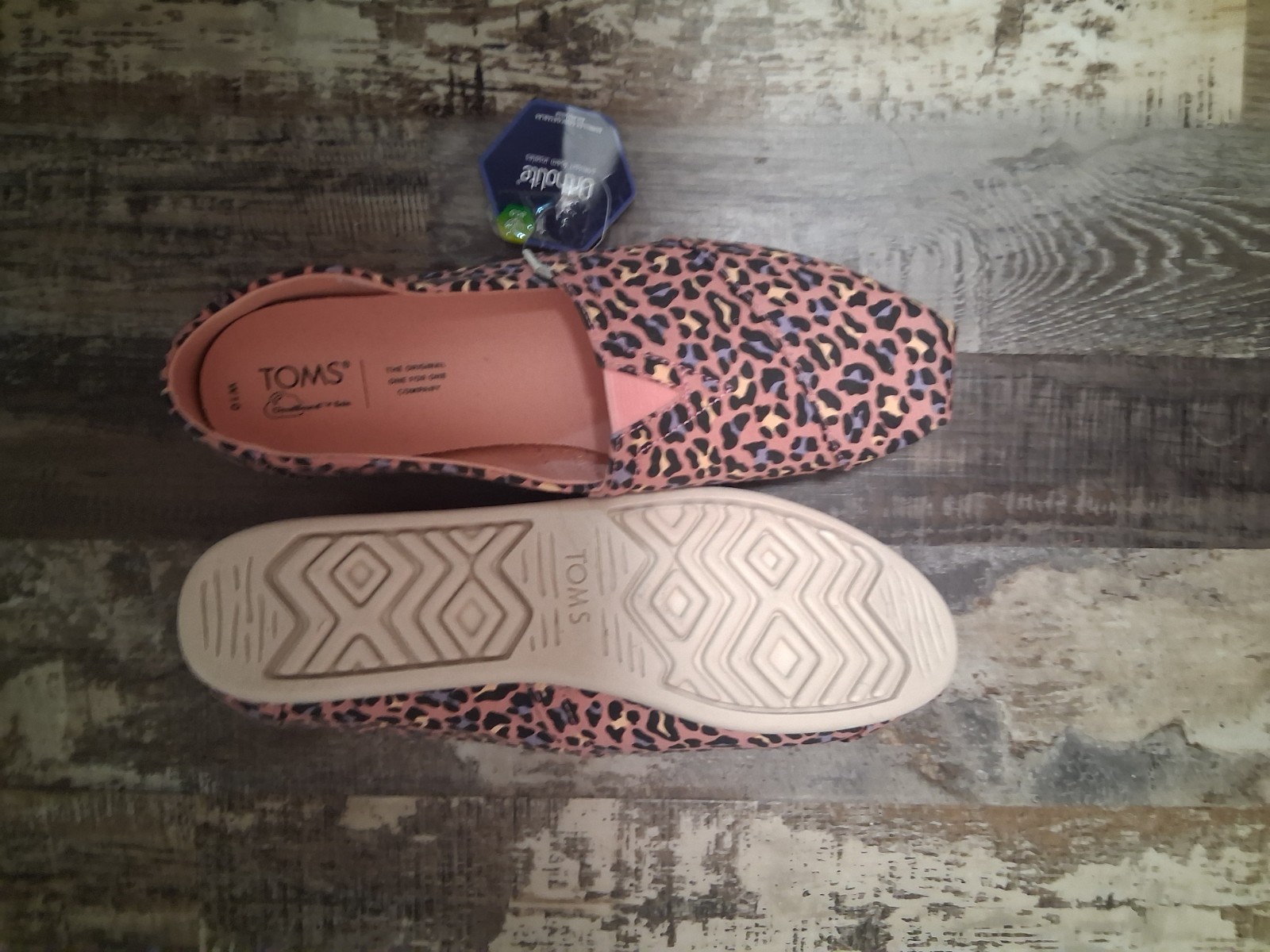 Women’s size 10 Tom’s shoes multicolor lepord print