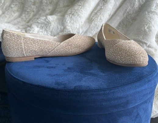TOMS Beige Cream Printed Flats Women’s Size 8 Casual Slip On Shoes