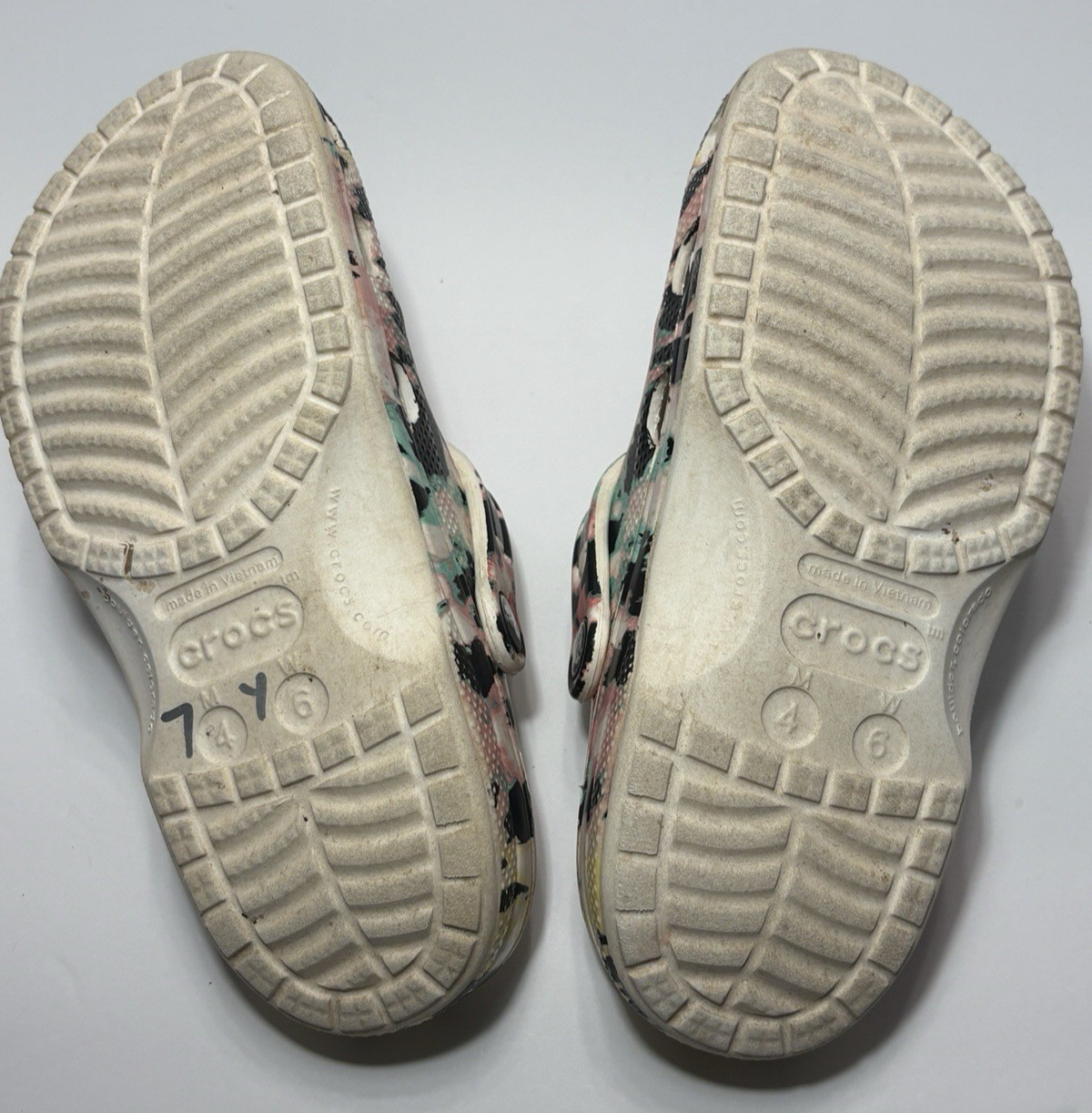 Classic Crocs Multicolor Painted Print Baya Clog Summer Shoes Women 6 Men 4