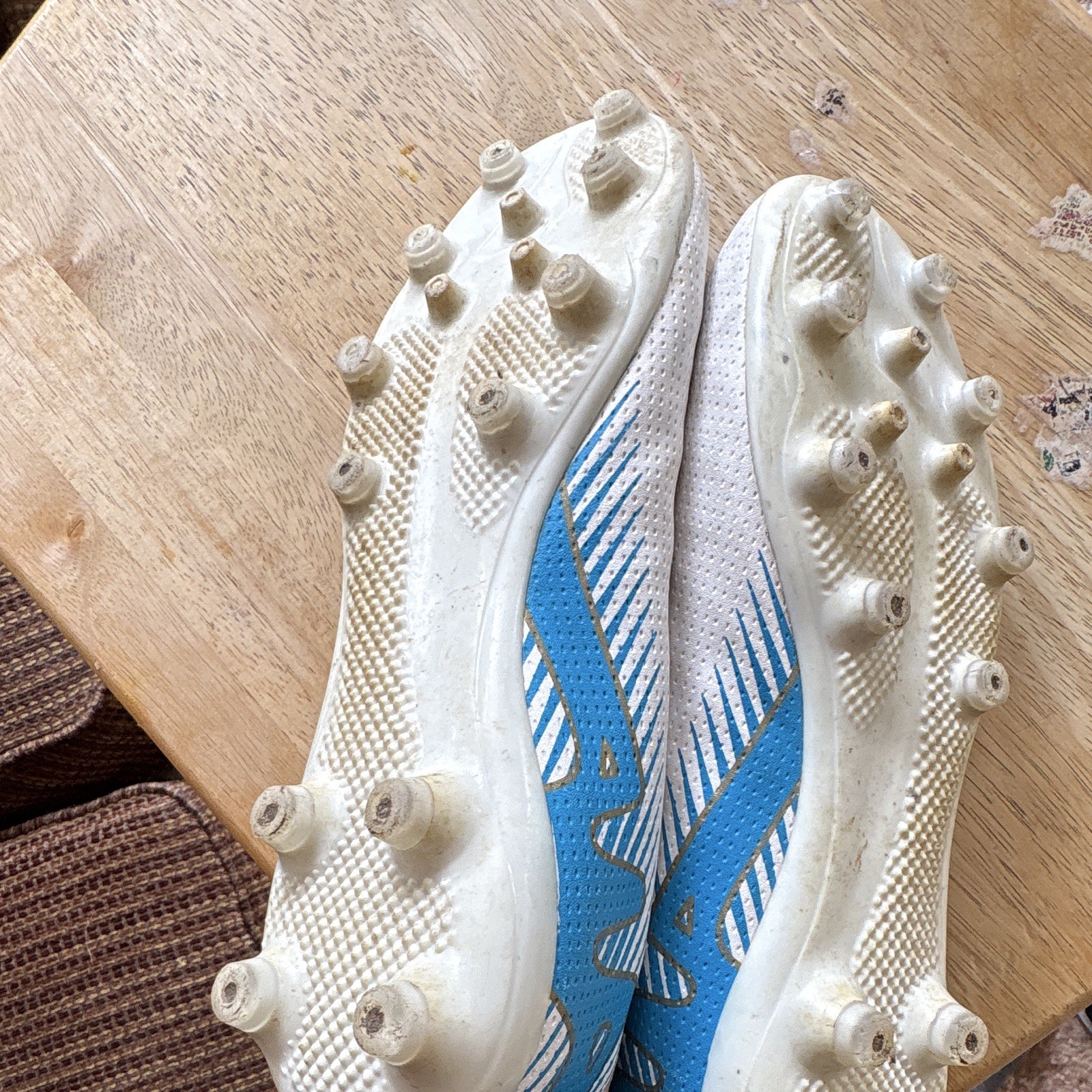 Nike Men’s Soccer Cleats White/Pink/Blue Low Top Lace-Up Plastic Cleats