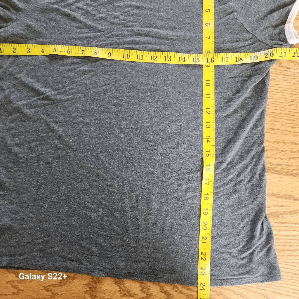E27 Maurices “Gypsy Spirit” short sleeved t shirt gray w pink trim & lettering