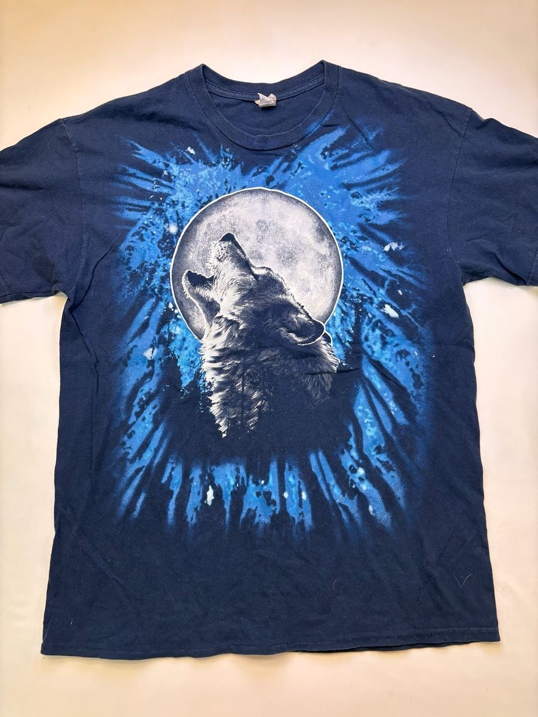 Gildan Heavy Cotton Howling Wolf at Full Moon Graphic T-Shirt Navy Blue