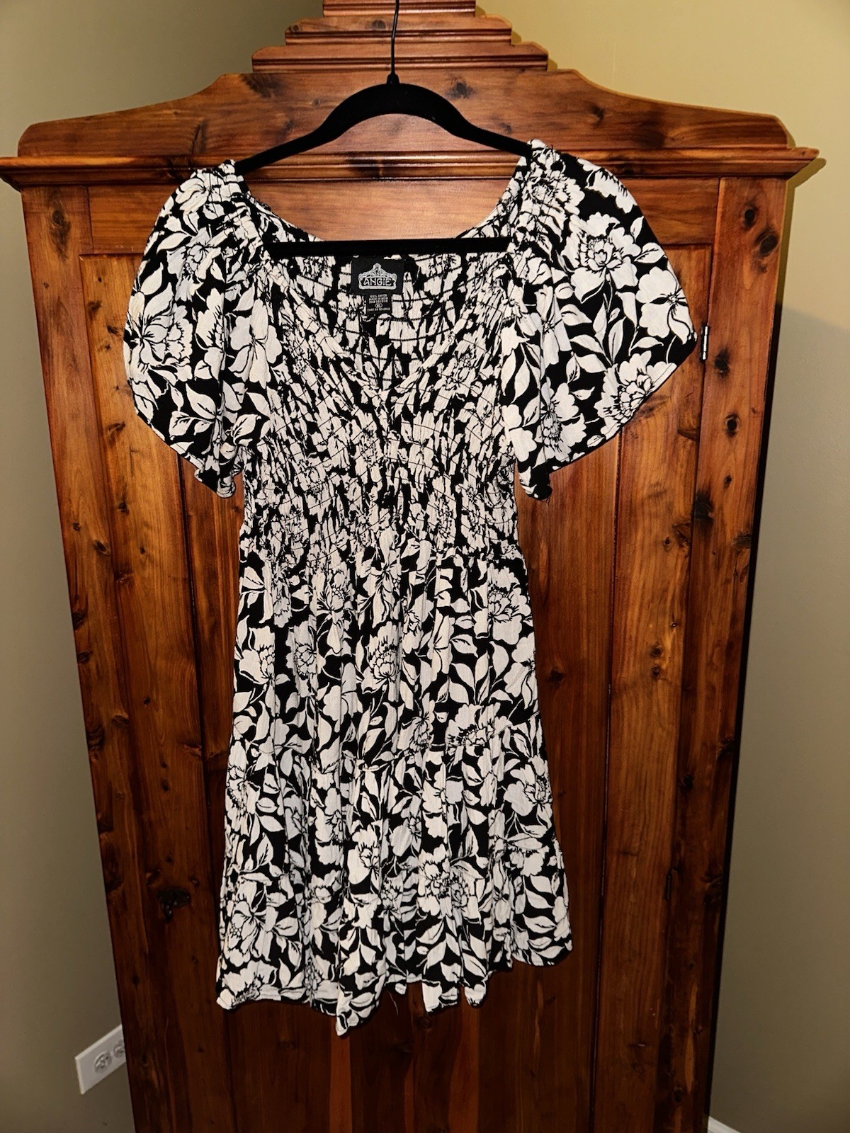 Angie Women’s XL Black Beige Floral V-Neck Short Sleeve Smocked Mini Sundress