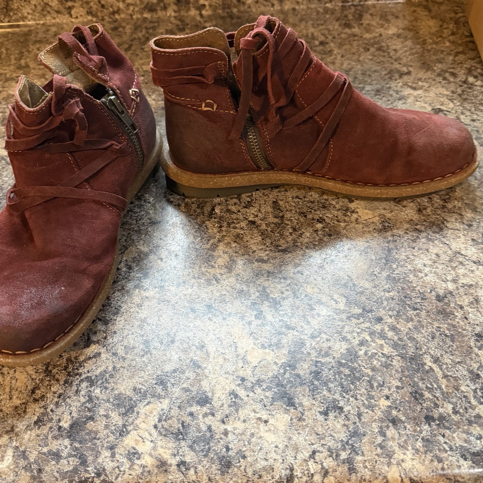 Born Women’s Deep Maroon￼Suede Ankle Bootie US 8 Round Toe Zip Rubber Sole