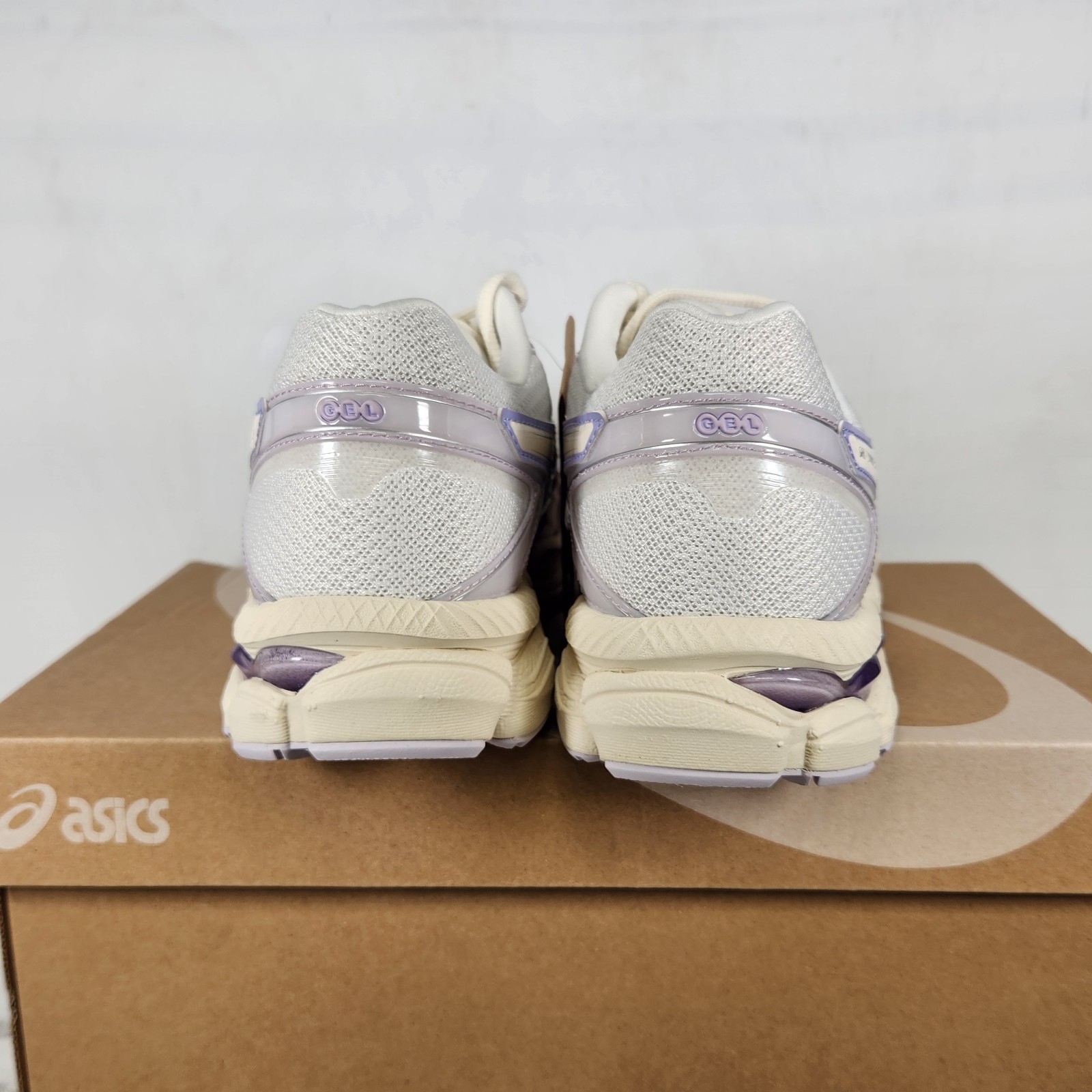 8 WOM – ASICS Gel-Cumulus 16 – White / Vapor Purple