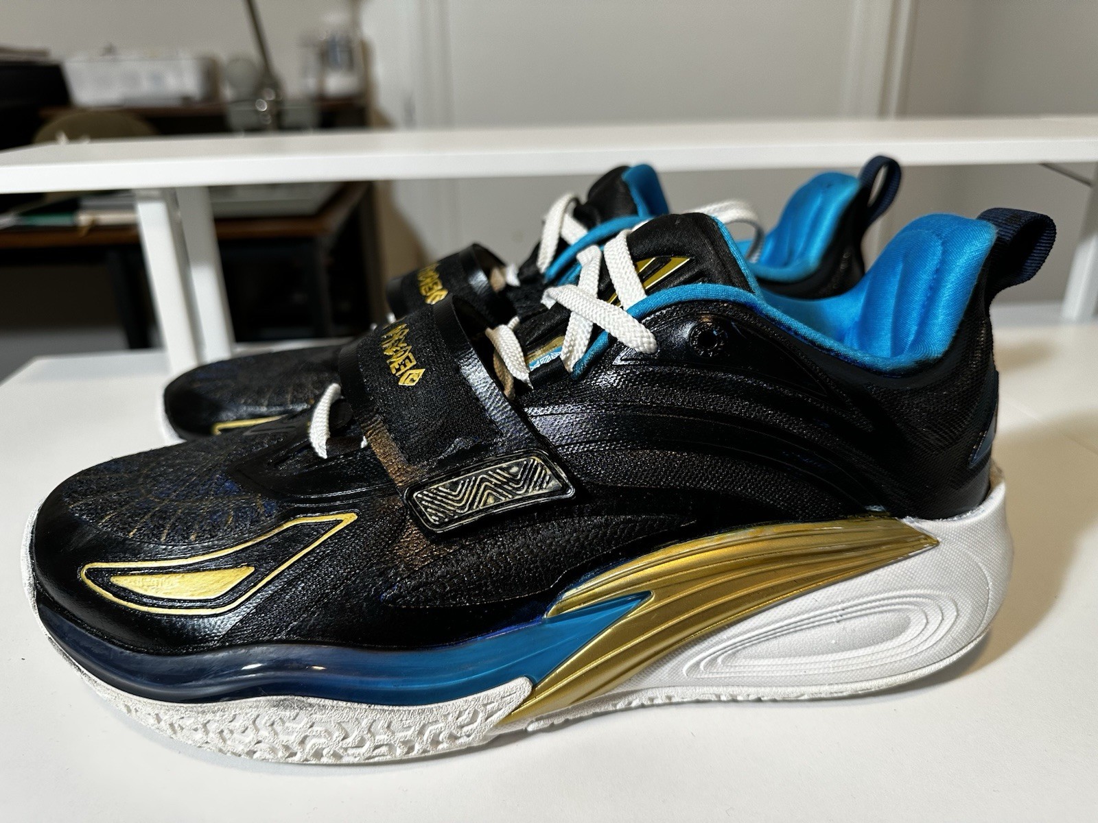 Anta Kai 1 Hook & Loop Strap Black/Blue/Gold
