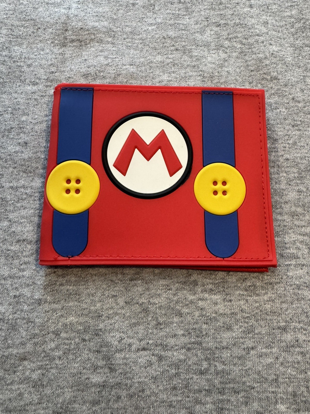 NWOT Super Mario Brothers Bifold Wallet Silicone Rubber Bioworld Game Luigi