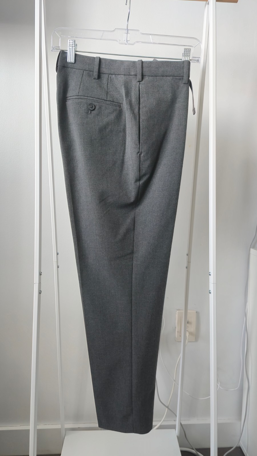 UNIQLO Gray Smart Ankle Pants Men’s (2-Way Stretch) – Size Small